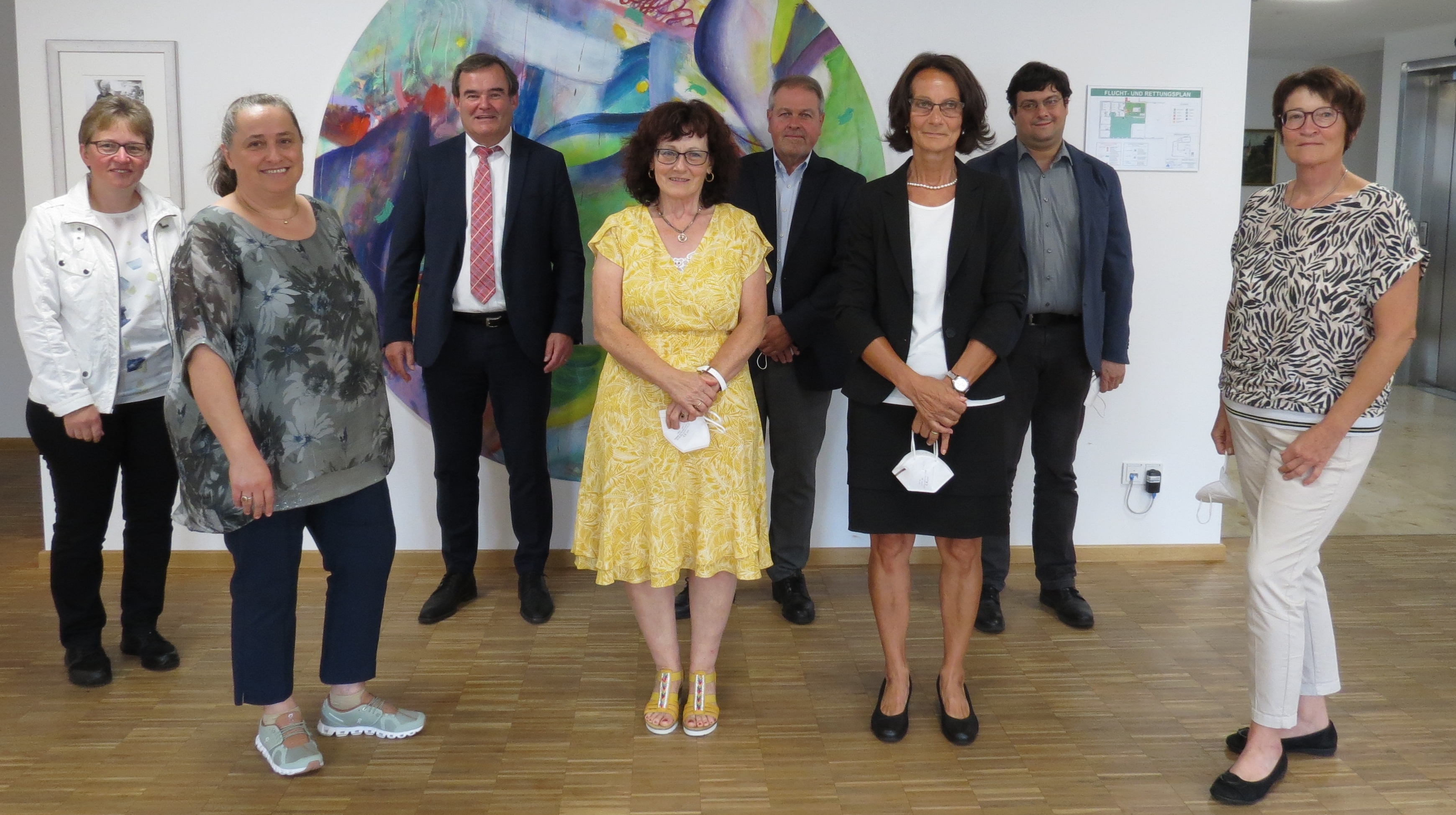Die langjährigen Mitarbeiterinnen und Mitarbeiter des Landratsamts mit Landrat Albert Gürtner (hinten links) Die langjährigen Mitarbeiterinnen und Mitarbeiter des Landratsamts mit Landrat Albert Gürtner