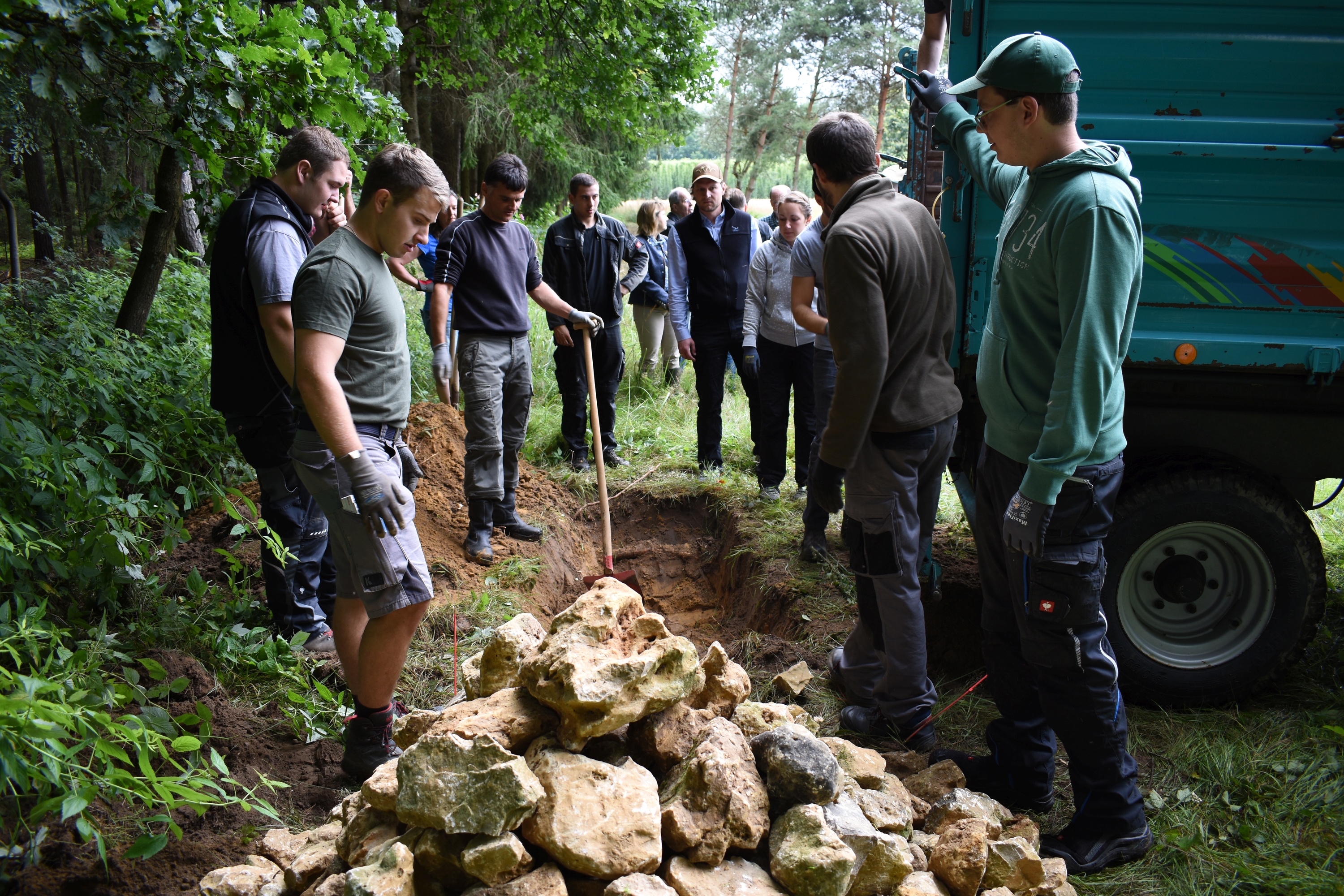 Gleich sechs neue Lebensräume für kleine Tierarten bauten die Studierenden mit viel Engagement  zusammen mit ihren Lehrkräften. Besonderer Dank gebührt Dr. Sebastian Gresset (Bildmitte, mit Kappe) für die umfangreiche Organisationsarbeit.