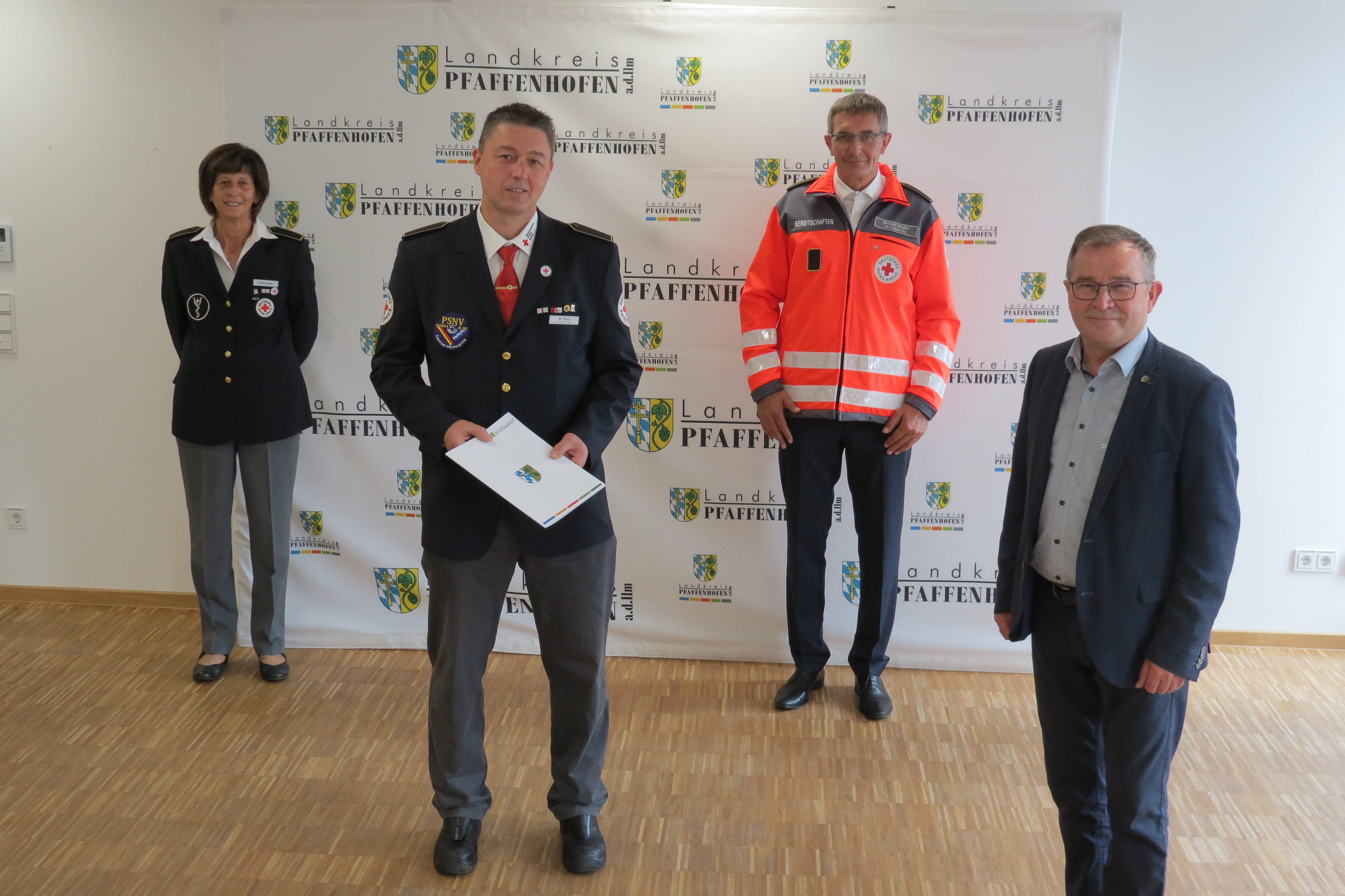 v.r.n.l.: Der Stellvertreter des Landrats Karl Huber, Fachberater PSNV Norbert Ziegler, Leiter PSNV Markus Hipp und KID-Fachdienstleiterin Ingrid Zierer v.r.n.l.: Der Stellvertreter des Landrats Karl Huber, Fachberater PSNV Norbert Ziegler, Leiter PSNV Markus Hipp und KID-Fachdienstleiterin Ingrid Zierer