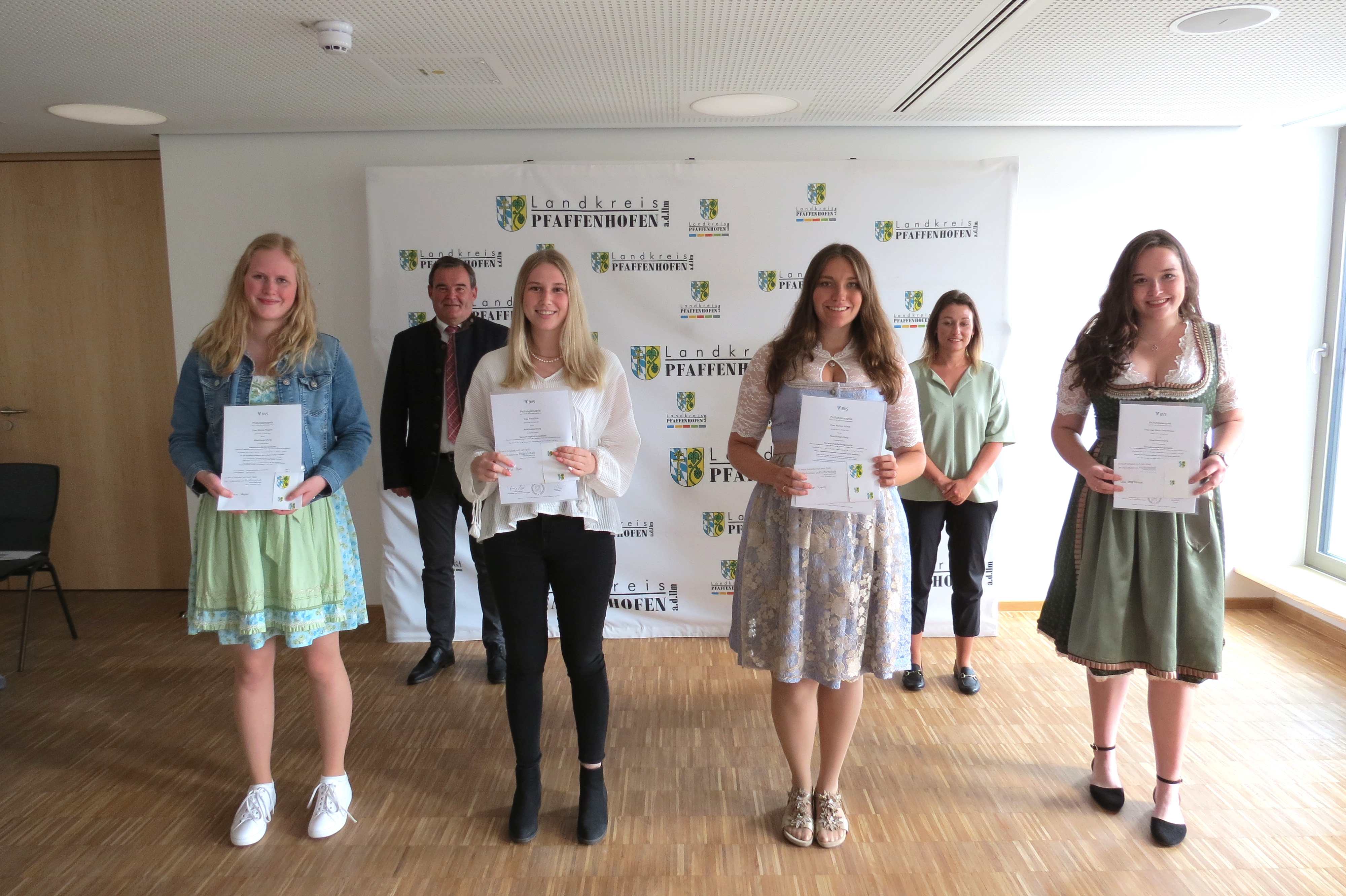 v.l.n.r.: Marina Wagner, Landrat Albert Gürtner, Anna Pfab, Marion Bensch (geb, Kaindl), Ausbildungsleiterin Melanie Frank und Lisa Zehentmaier Vier Azubis absolvierten erfolgreich ihre Ausbildung