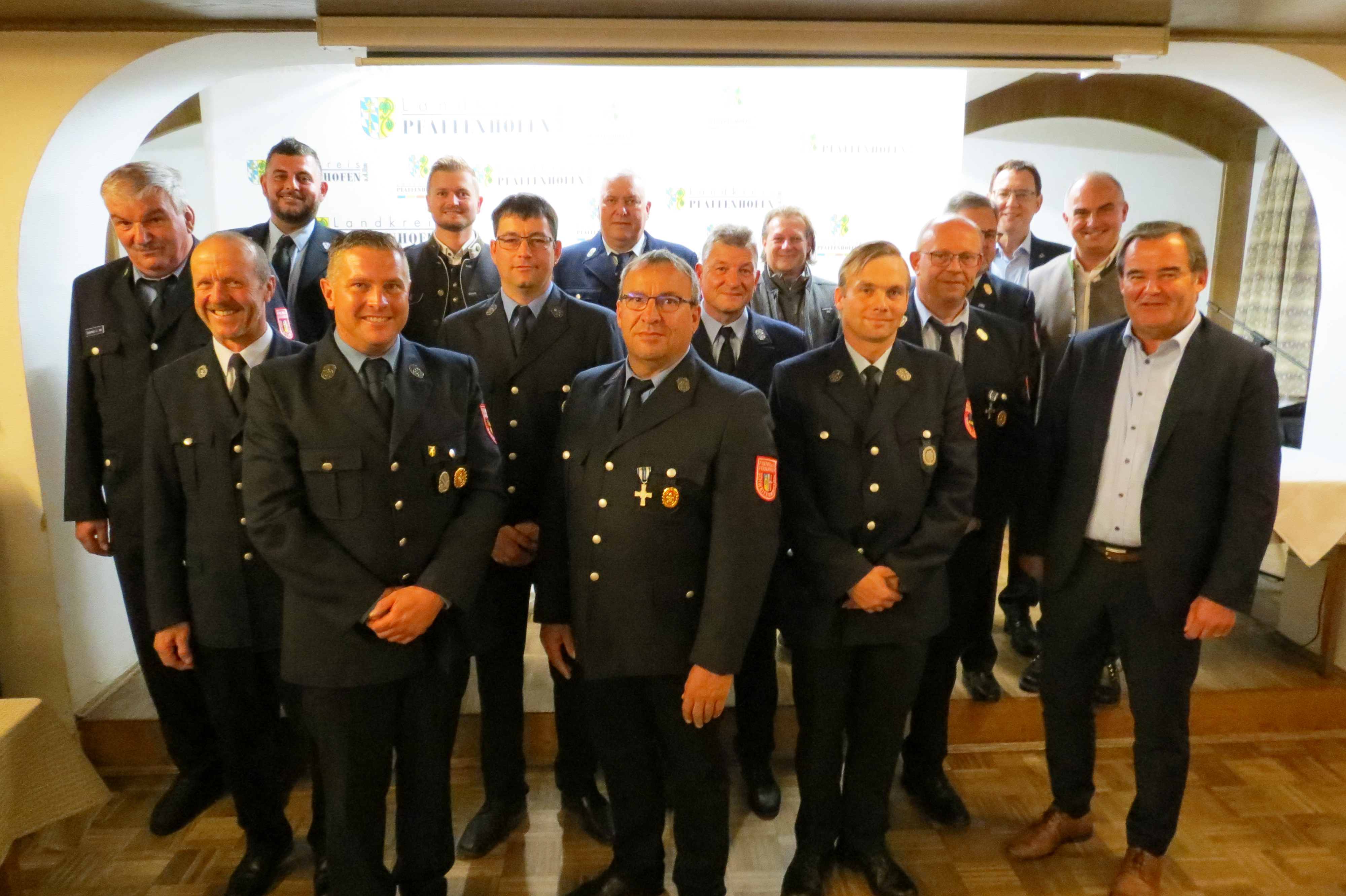 Landrat A. Gürtner (re.), Scheyerns Bürgermeister M. Sterz, Reichertshausens Bürgermeister E. Renauer, Kreisbrandrat A. Wiesbeck, St. Oberpriller für den Markt Hohenwart und Schweitenkirchens Bürgermeister J.Heigenhauser mit den geehrten Feuerwehrmännern Landrat A. Gürtner (re.), Scheyerns Bürgermeister M. Sterz, Reichertshausens Bürgermeister E. Renauer, Kreisbrandrat A. Wiesbeck, St. Oberpriller für den Markt Hohenwart und Schweitenkirchens Bürgermeister J. Heigenhauser mit den geehrten Feuerwehrmännern