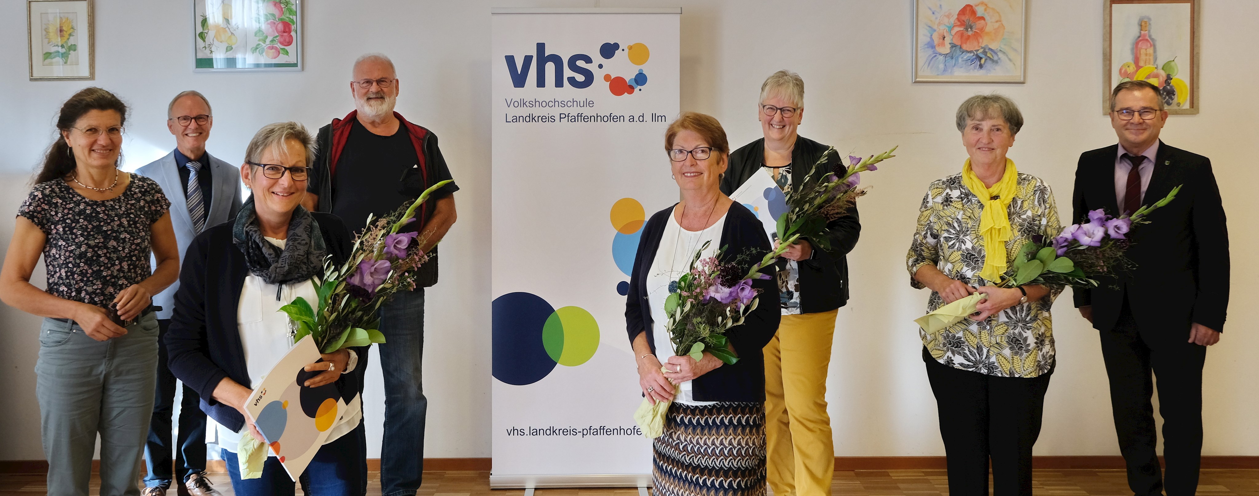 v.l.n.r.: Barbara Uhl, vhs-Leiter Peter Sauer, Ingrid Unsinn, Hans Langkopf, Karin Biermeier, Rita-Maria Kaindl, Marianne Wallner und Karl Huber, Stellvertreter des Landrats und stellvertretender Vorsitzender des Kuratoriums Volkshochschule v.l.n.r.: Barbara Uhl, vhs-Leiter Peter Sauer, Ingrid Unsinn, Hans Langkopf, Karin Biermeier, Rita-Maria Kaindl, Marianne Wallner und Karl Huber, Stellvertreter des Landrats und stellvertretender Vorsitzender des Kuratoriums Volkshochschule