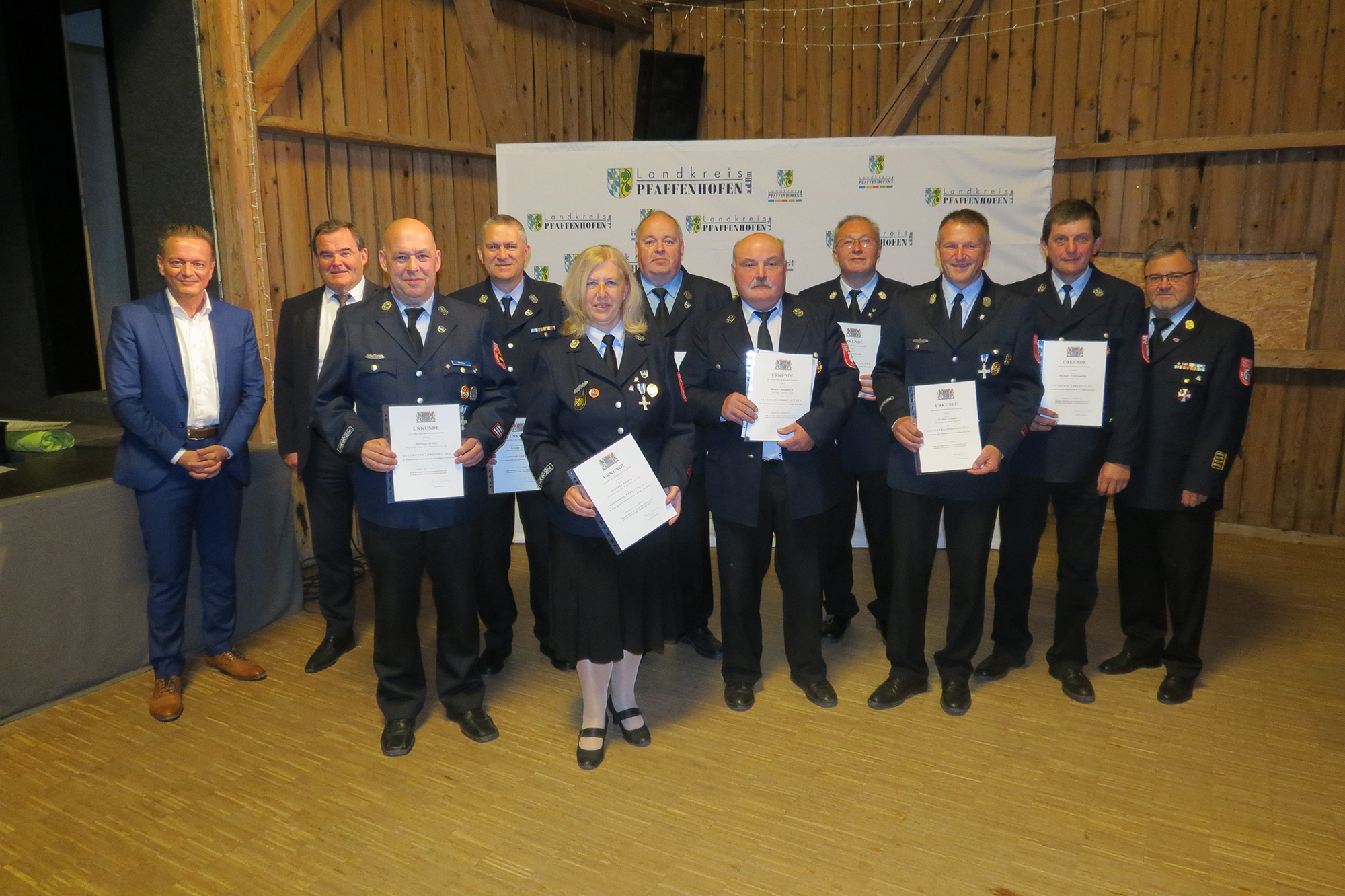 v.l.n.r.: MdL Karl Straub, Landrat Albert Gürtner, Norbert Wehle, Roland Tretter, Gerlinde Reisner, Bernd Kirchhoff, Rupert Burghard, Hans Burghard, Walter Frömel, Michael Preitsameter und Kreisbrandrat Armin Wiesbeck v.l.n.r.: MdL Karl Straub, Landrat Albert Gürtner, Norbert Wehle, Roland Tretter, Gerlinde Reisner, Bernd Kirchhoff, Rupert Burghard, Hans Burghard, Walter Frömel, Michael Preitsameter und Kreisbrandrat Armin Wiesbeck