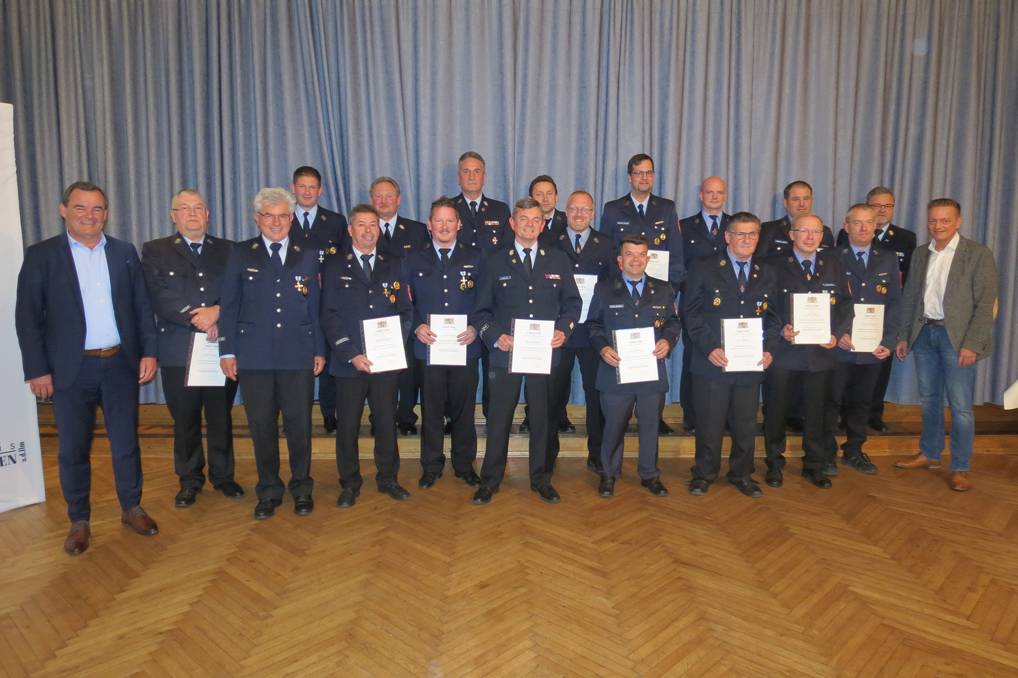 Die geehrten Feuerwehrler mit Landrat Albert Gürtner (li.), MdL Karl Straub (re.) und Kreisbrandrat Armin Wiesbeck (2.v.re.) Die geehrten Feuerwehrler mit Landrat Albert Gürtner (li.), MdL Karl Straub (re.) und Kreisbrandrat Armin Wiesbeck (2.v.re.)