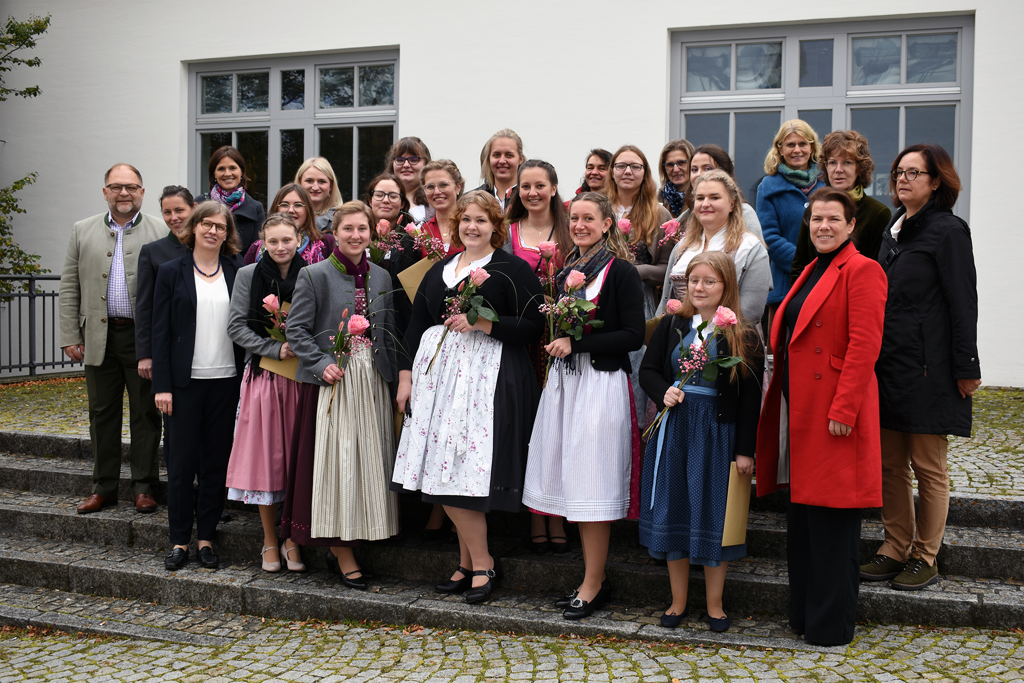 Neben der Stellvertretenden Landrätin Kerstin Schnapp (vordere Reihe, ganz rechts) gratulierten den glücklichen Absolventinnen auch AELF-Chef Christian Wild und Semesterleiterin Andrea Kellermann (mittlere und vordere Reihe, ganz links) sowie Schulleiterin und AELF-Bereichsleiterin Petra Praum und AELF-Abteilungsleiterin Gisela Hammerschmid (mittlere Reihe, ganz rechts).