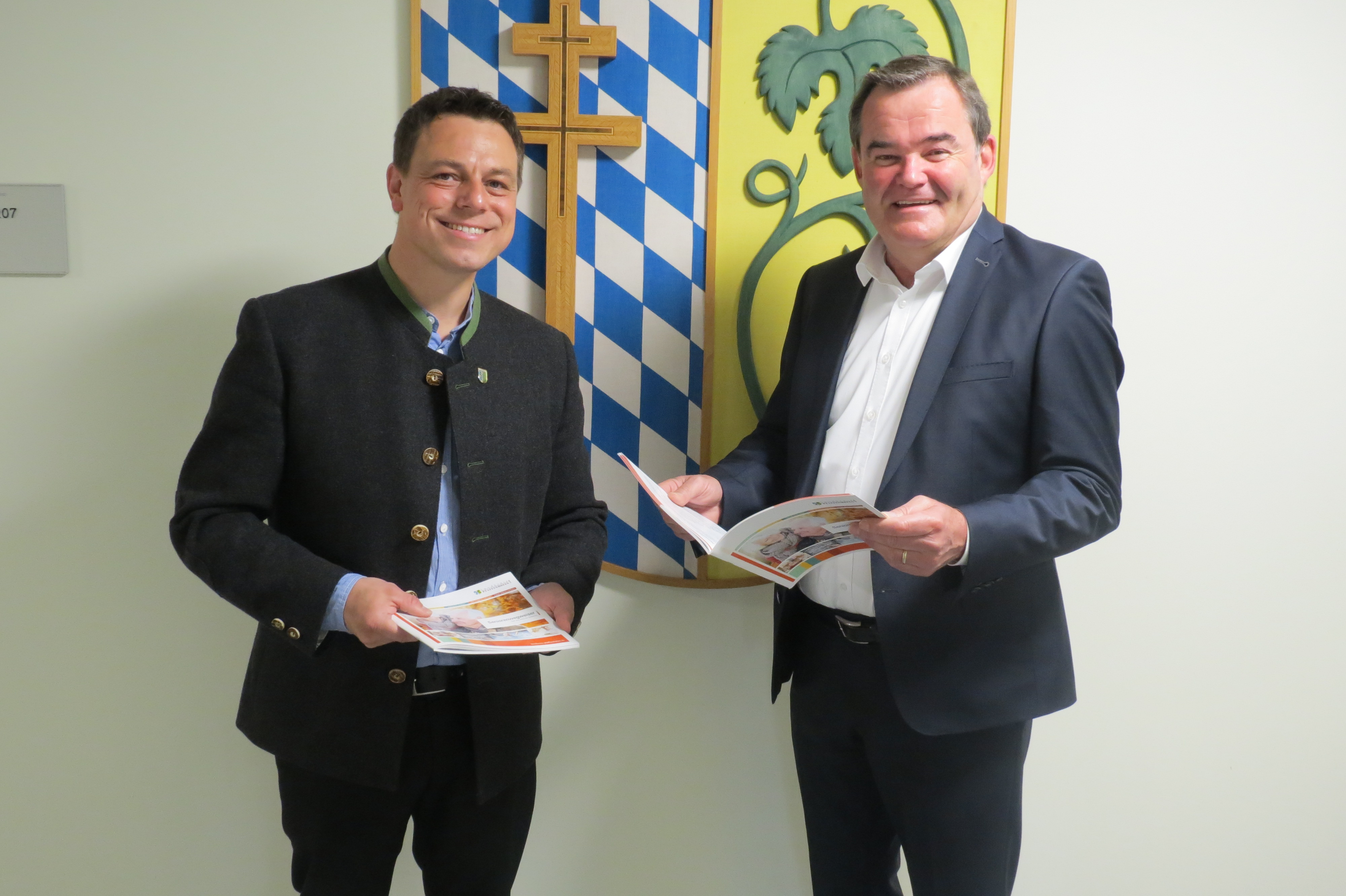 Landrat Albert Gürtner und der Seniorenbeauftragte des Landkreises Richard Lechner präsentieren die Neuauflage des Seniorenwegweisers Landrat Albert Gürtner und der Seniorenbeauftragte des Landkreises Richard Lechner präsentieren die Neuauflage des Seniorenwegweisers