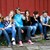 sechs sitzende Jugendliche