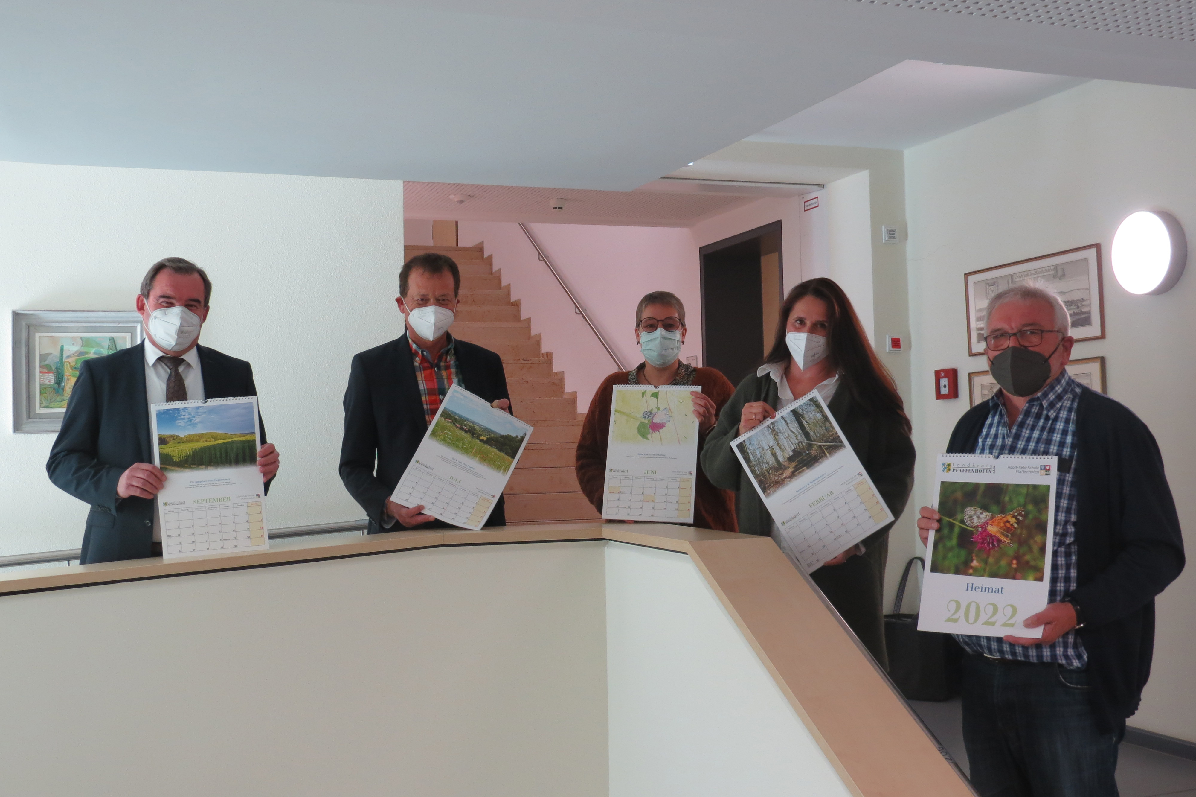 Stellen den neuen Naturkalender 2022 vor: v.l.n.r.: Landrat Albert Gürtner, Franz Schreyer, Brigitte Kolb, Sibylle Roithmayr und Heinz Huber Stellen den neuen Naturkalender 2022 vor: v.l.n.r.: Landrat Albert Gürtner, Franz Schreyer (Geschäftsführer des Vereins „Hilfe für das behinderte Kind“), Schulleiterin Brigitte Kolb, Sibylle Roithmayr (Elternbeiratsvorsitzende) und Fotograf Heinz Huber