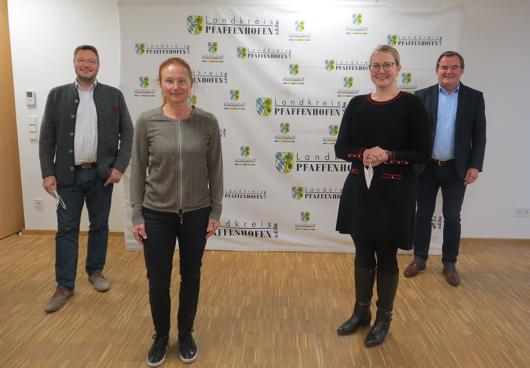 v.l.n.r. Sebastian Eckert, Verantwortlicher für die bayerischen Gesundheitsregionen plus bei der kassenärztlichen Vereinigung Bayern, die Geschäftsstellenleiterinnen Ingrid Andre und Carolin Eder sowie Landrat Albert Gürtner Freuen sich auf die weitere Zusammenarbeit im Rahmen des Gesundheitsforums: v.l.n.r. Sebastian Eckert, Verantwortlicher für die bayerischen Gesundheitsregionen plus bei der kassenärztlichen Vereinigung Bayern, die Geschäftsstellenleiterinnen Ingrid Andre und Carolin Eder sowie Landrat Albert Gürtner
