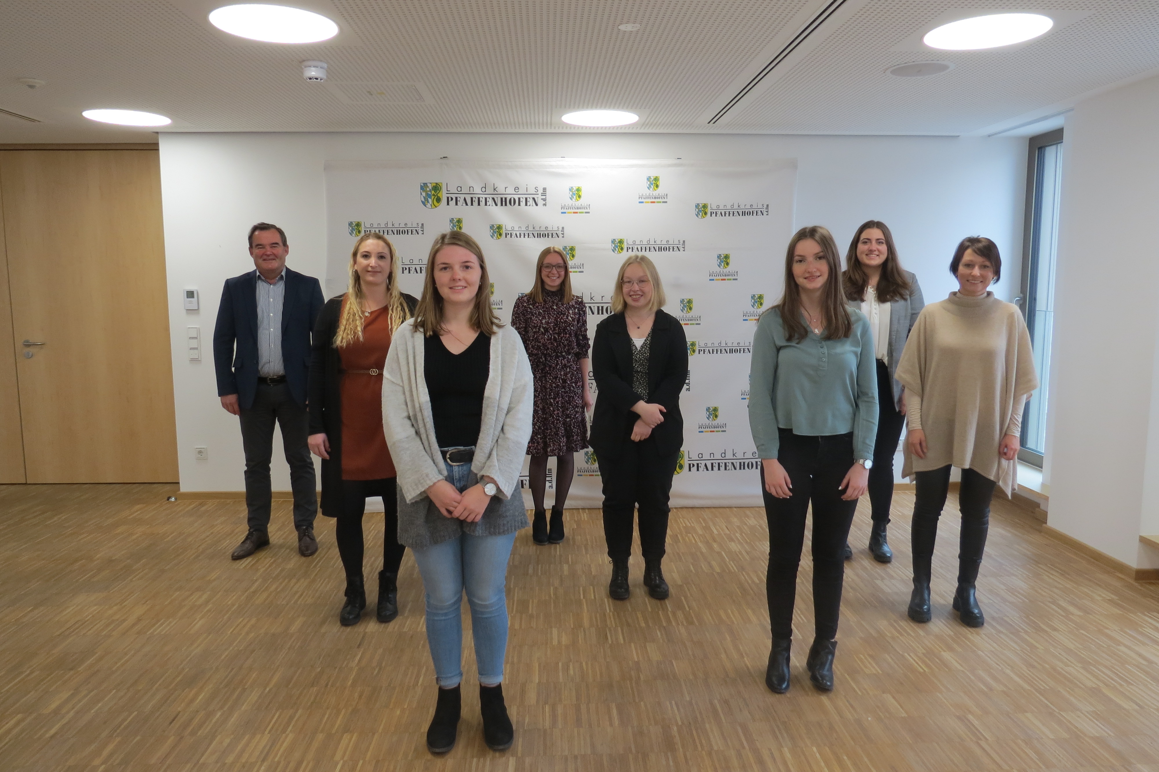 v.l.n.r.: Landrat Albert Gürtner, Susanne Baumann, Eva Sedlmayr, Carina Paula, Theresa Mahl, Rebekka Vogl, Johanna Siegmund und Ausbildungsbeauftragte Melanie Frank (Frau Lindstaedt konnte beim Fototermin nicht mit dabei sein)