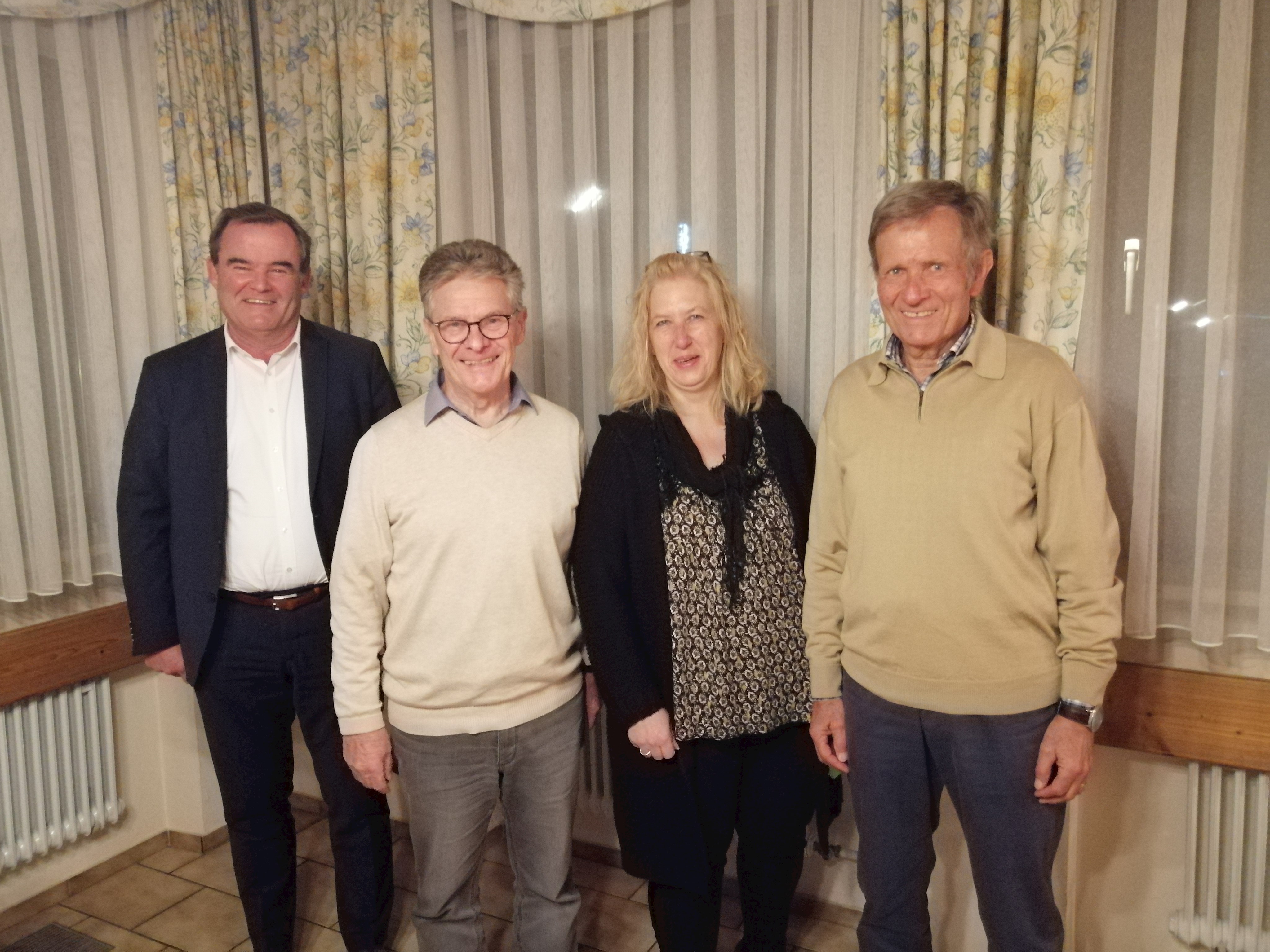 v.l.n.r.: Landrat Albert Gürtner, Florian Weiß, Gerlinde Reisner und Richard Schnell