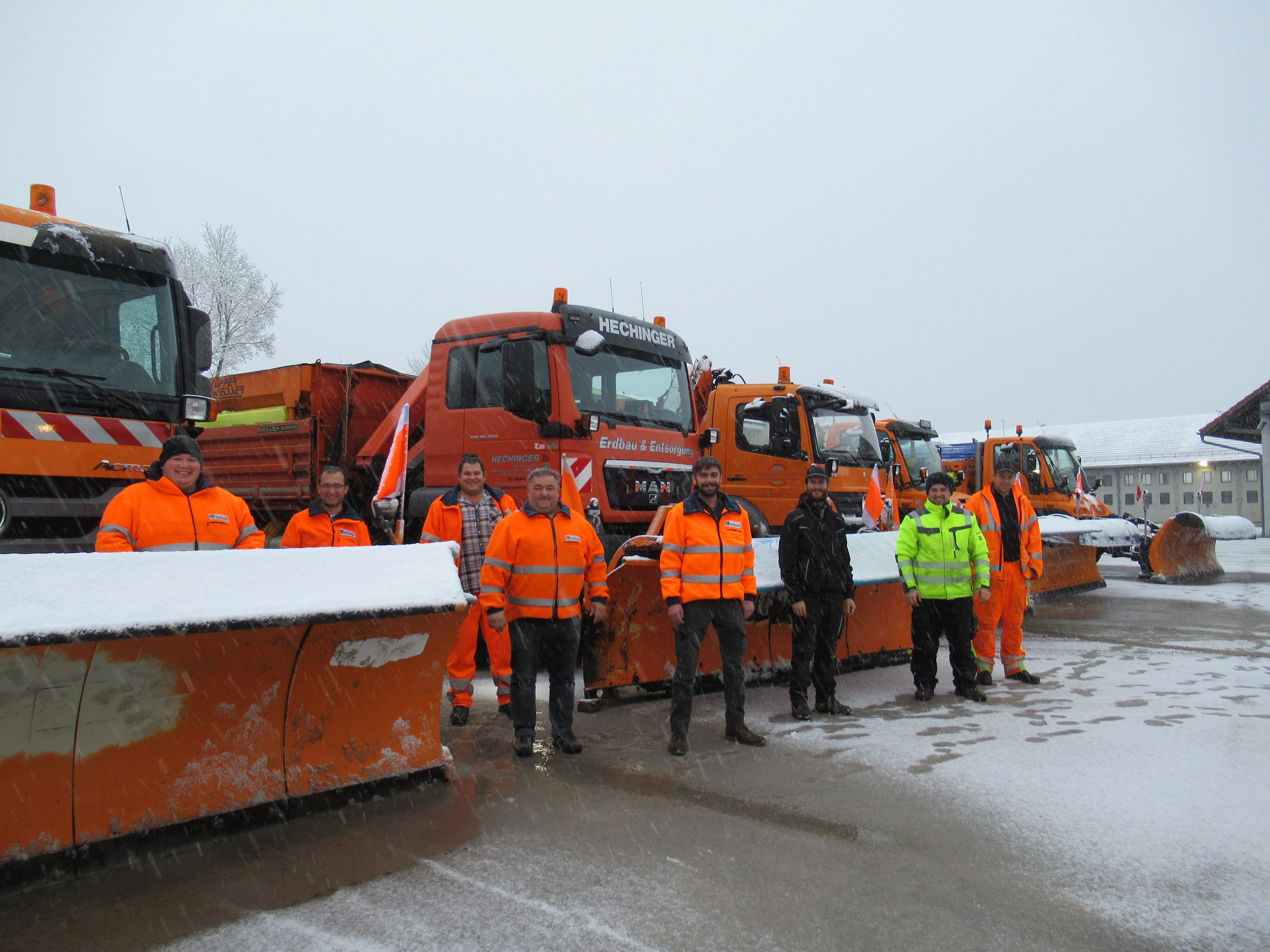 Hoch motiviert und derzeit fast im Dauereinsatz: Die „Winterdienstler“ mit ihren Fahrzeugen am Pfaffenhofener Kreisbauhof Winterdienst Kreisbauhof