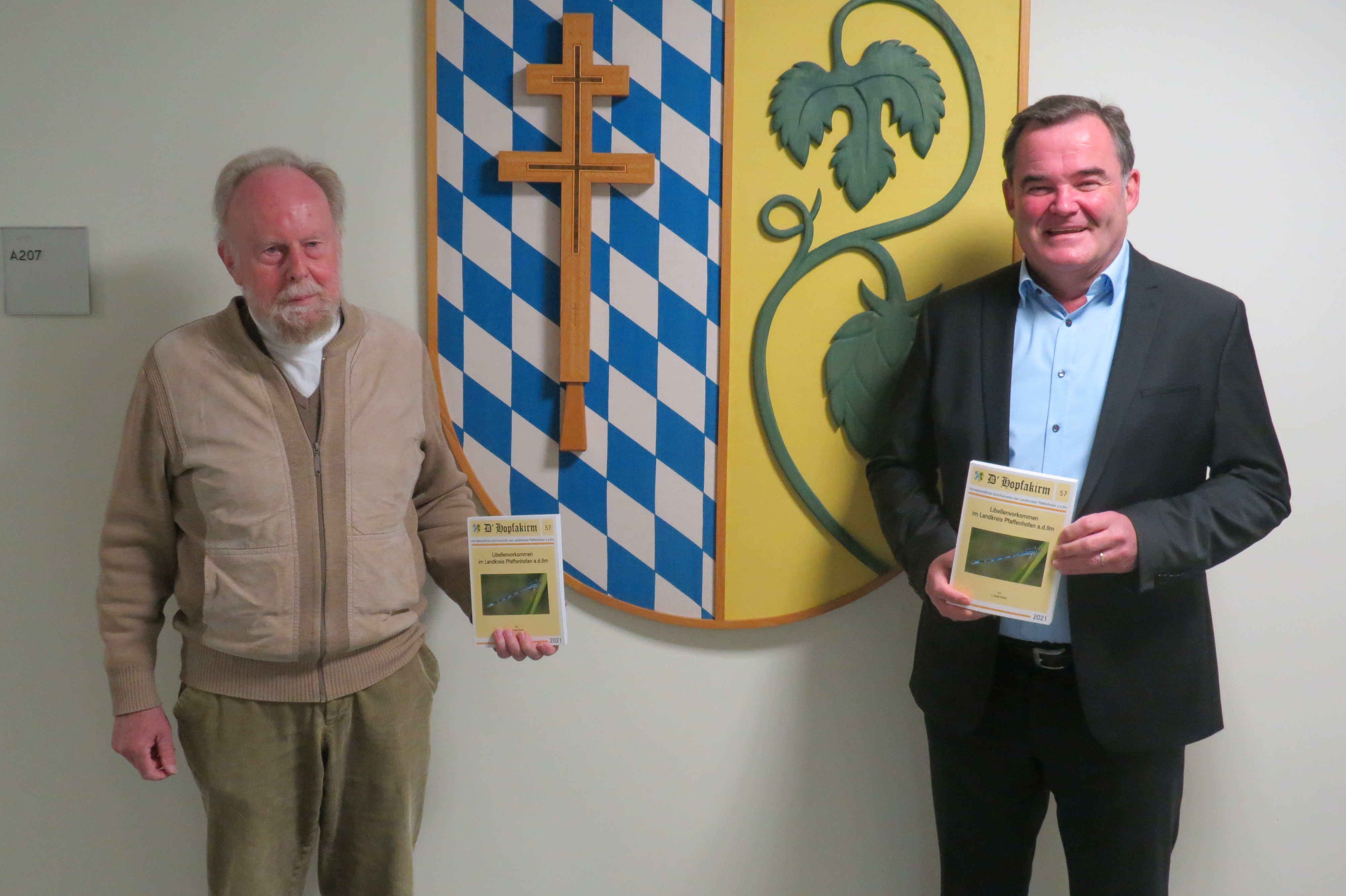 Die Neue Hopfakirm Befasst Sich Mit Dem Libellenvorkommen Im Landkreis 