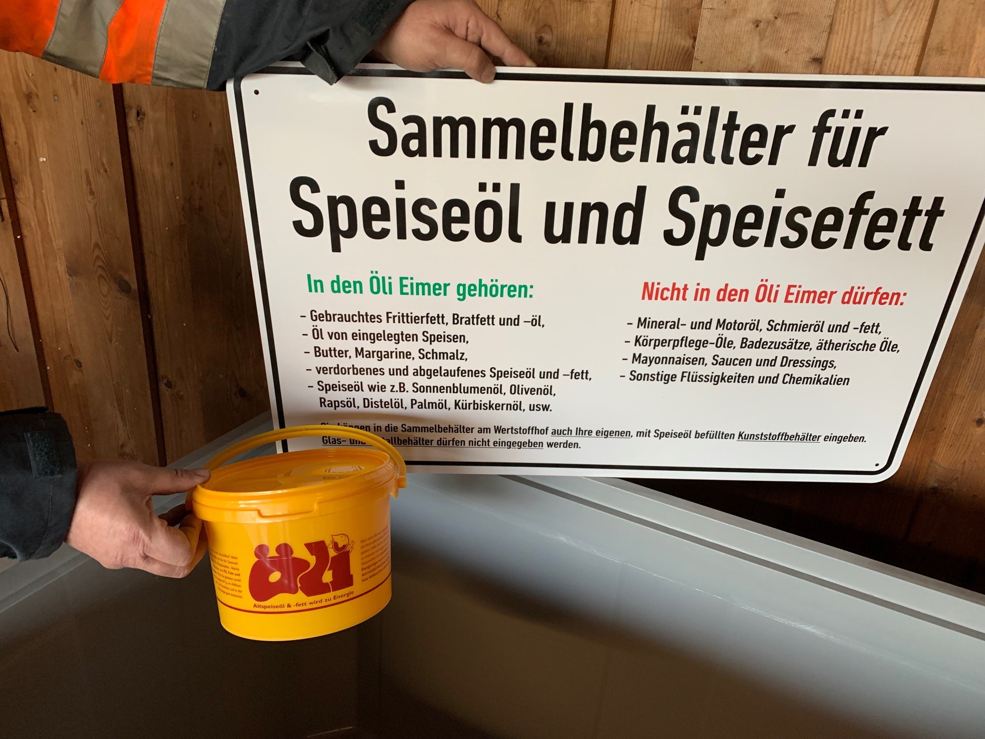 Sammlung von Speiseöl und Speisefett – Öli stellt sich vor