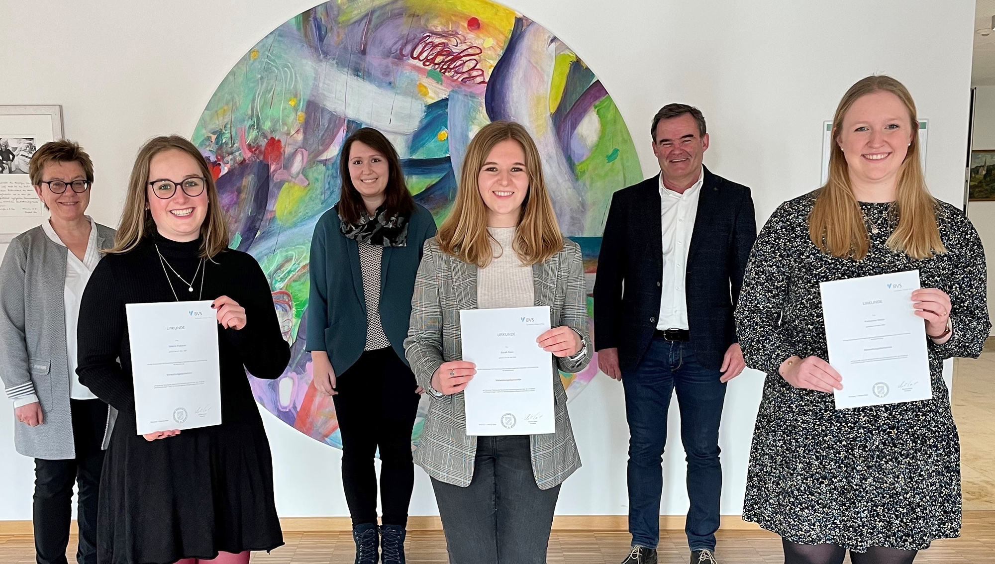 v.l.n.r.: Personal-Sachgebietsleiterin Alice Köstler-Hösl, Valerie Haberer, Julia Schneider, Sarah Kern, Landrat Albert Gürtner und Katharina Ostler Absolventinnen BL II Landratsamt Pfaffenhofen