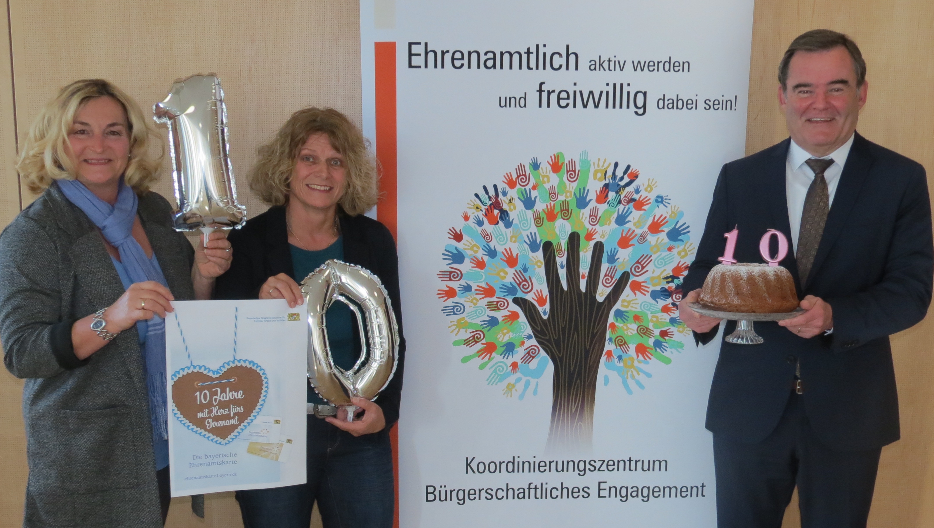 Freuen sich über 10 Jahre Bayerische Ehrenamtskarte im Landkreis: v.l.n.r. Ingrid Wohlsperger, Uschi Schlosser und Landrat Albert Gürtner Freuen sich über 10 Jahre Bayerische Ehrenamtskarte im Landkreis