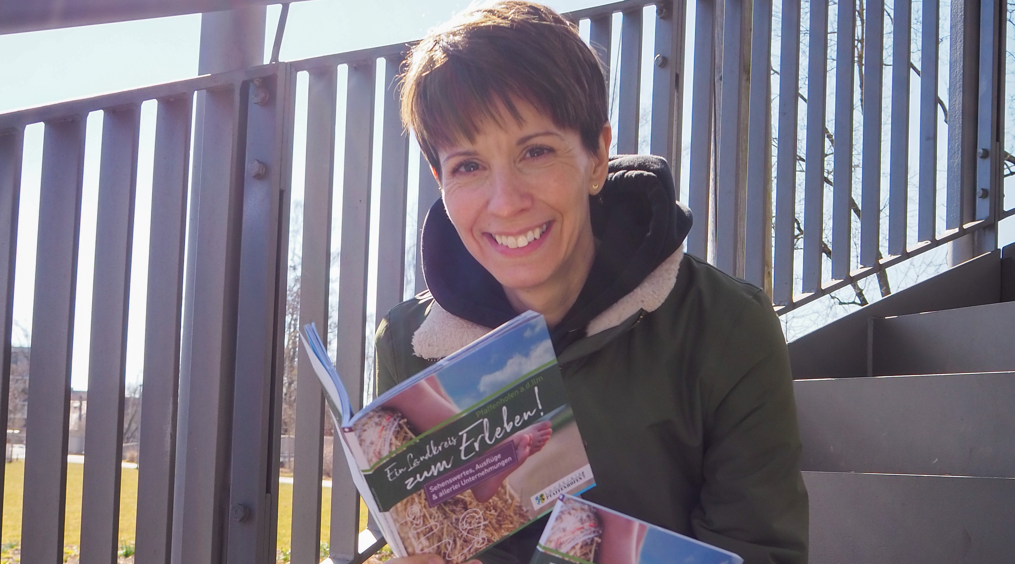 KUS-Projektmanagerin Britta Lemloh freut sich über die neue Broschüre 