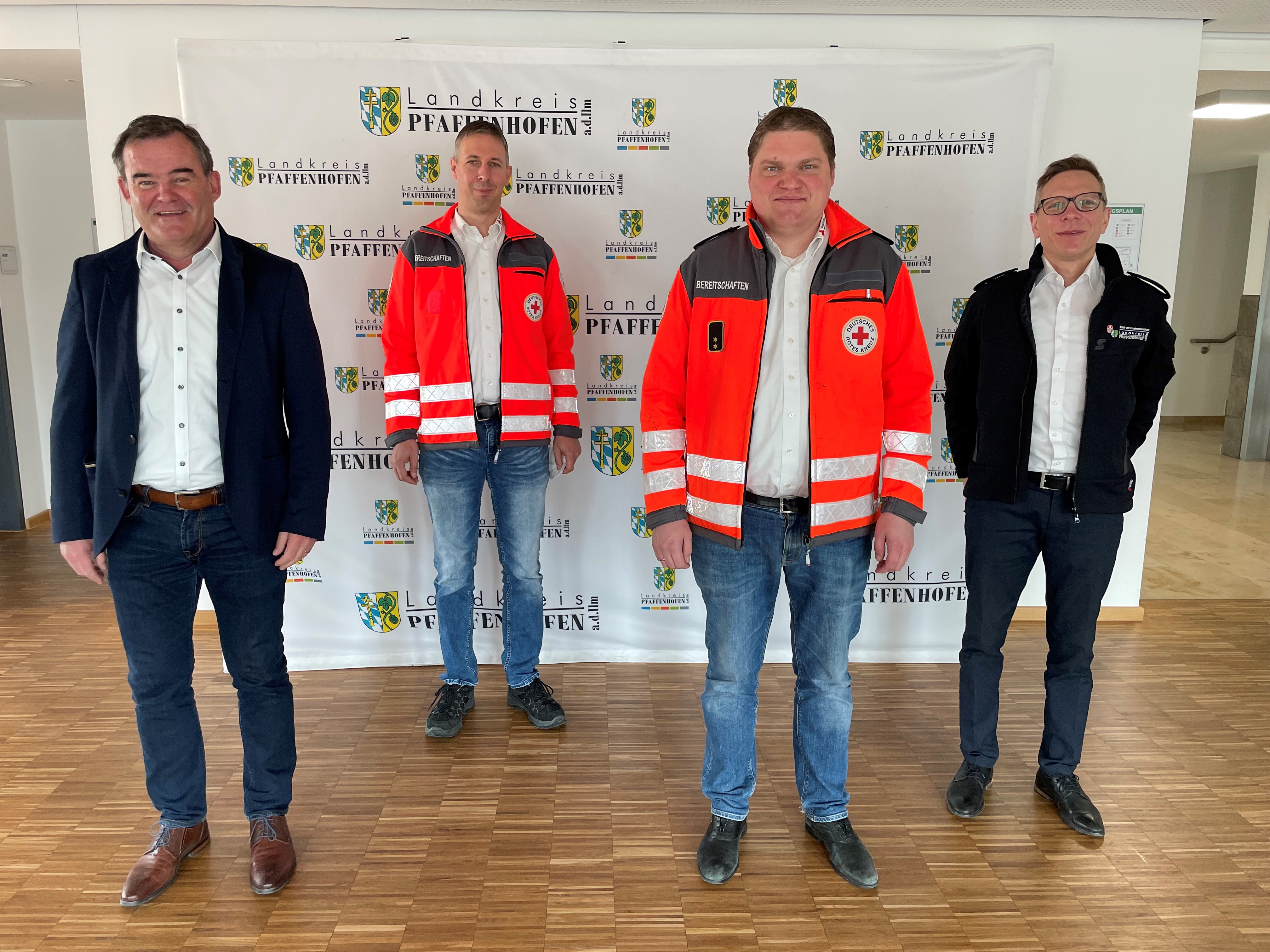 Landrat Gürtner, M. Lirsch (Örtl. Einsatzleitung), B. Weltge (Leiter Krisenstab BRK), St. Kill (Leitung FüGK). Landrat Albert Gürtner, Markus Lirsch (Örtliche Einsatzleitung), Benedikt Weltge (Leiter Krisenstab BRK) und Steffen Kill (Leitung FüGK). Thomas Schwarzmeier und Johann Harrer waren beim Termin leider nicht anwesend.