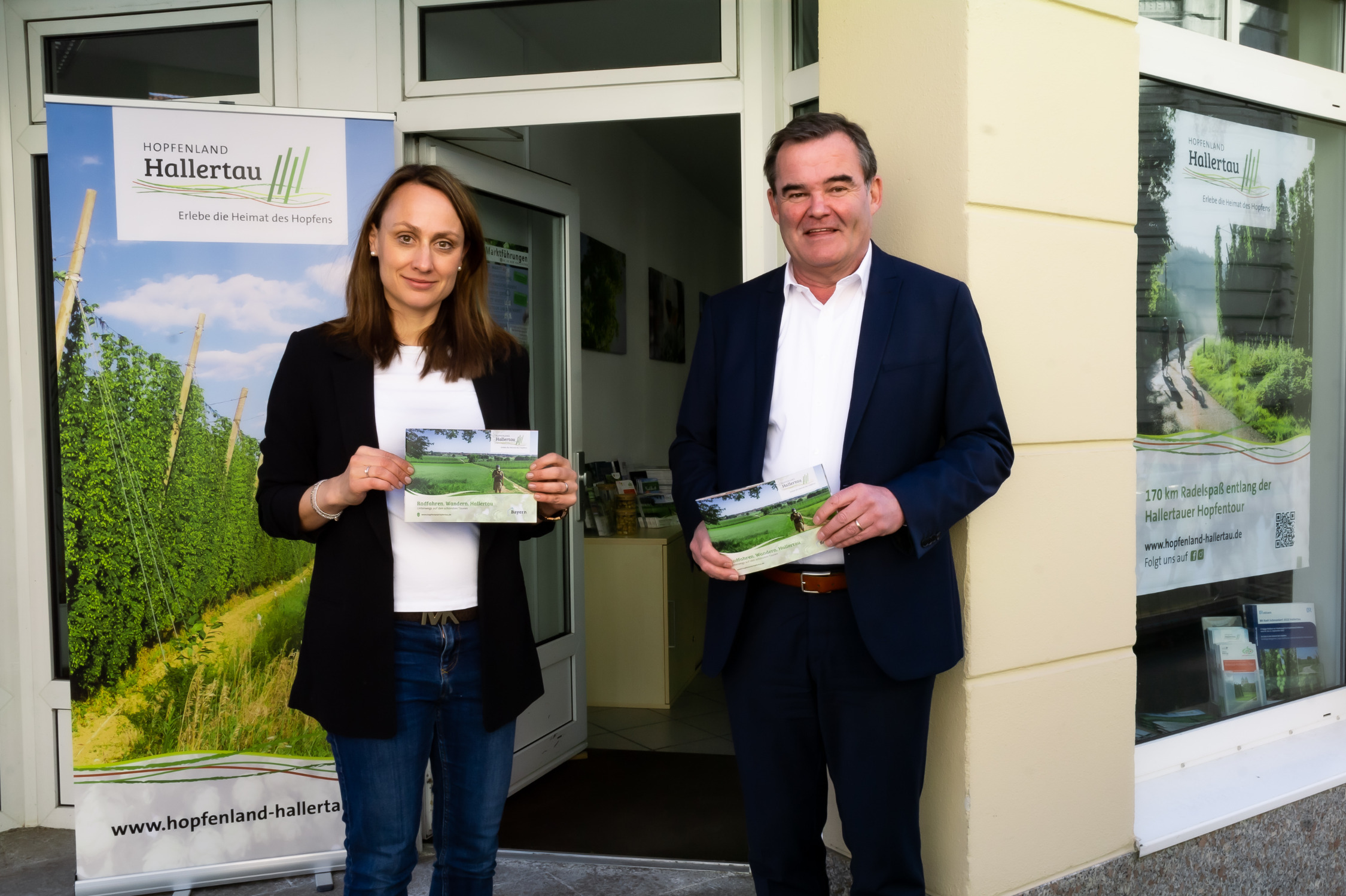 Vor dem Büro des Tourismusverbandes Hopfenland Hallertau in Pfaffenhofen: Landrat Albert Gürtner, 1. Vorsitzender des Hopfenland Hallertau Tourismus e.V. und Susanne Beyer, Projektleiterin Hopfenland Hallertau Tourismus e.V. Landrat Albert Gürtner mit Susanne Bayer