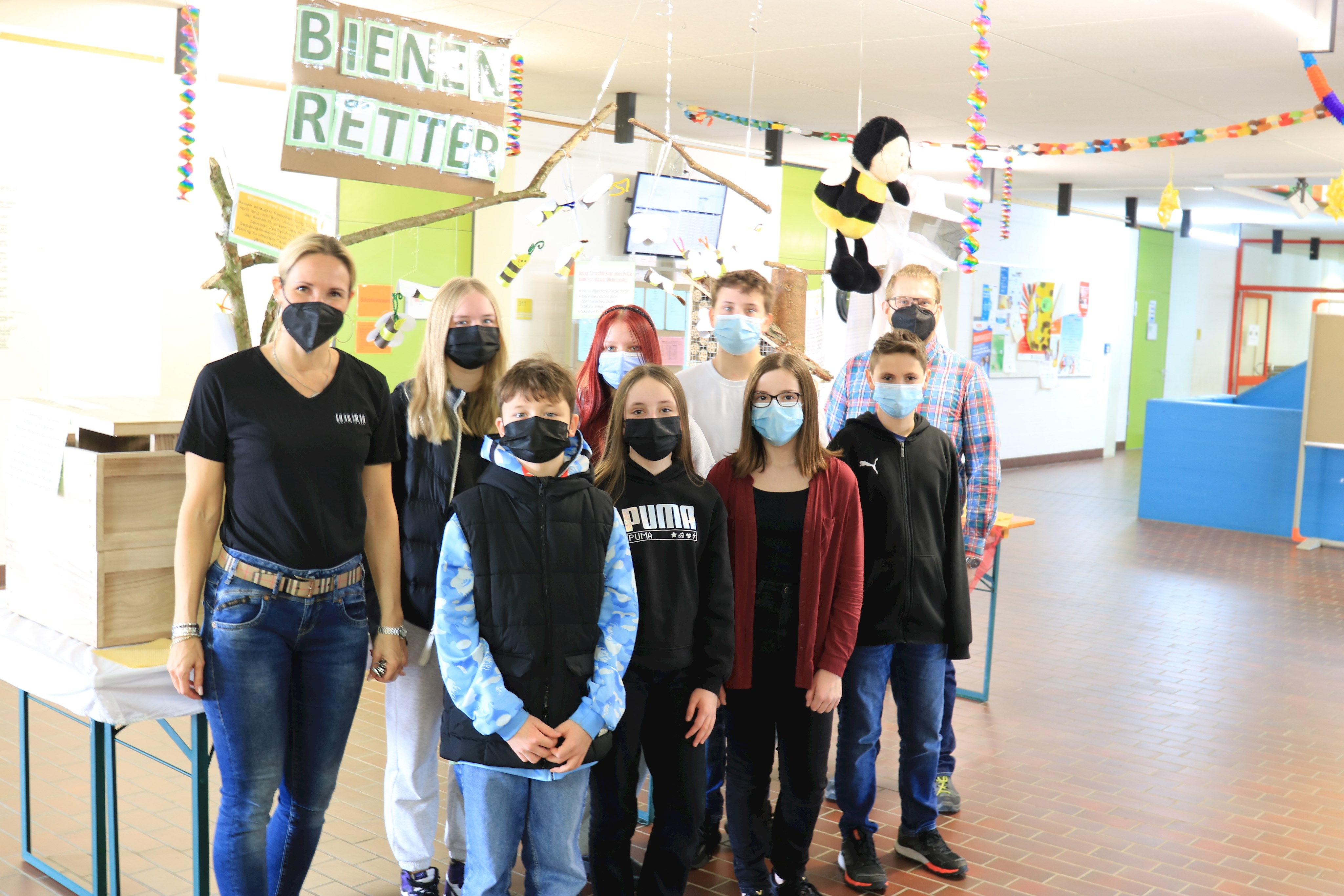 Schülerinnen und Schüler der 7. Jahrgangsstufe der Realschule Geisenfeld mit Lehrerin Marion Kastl (li.) u. Maximilian Weidenhiller vom Landratsamt (re.) Bienenretter der Realschule Geisenfeld