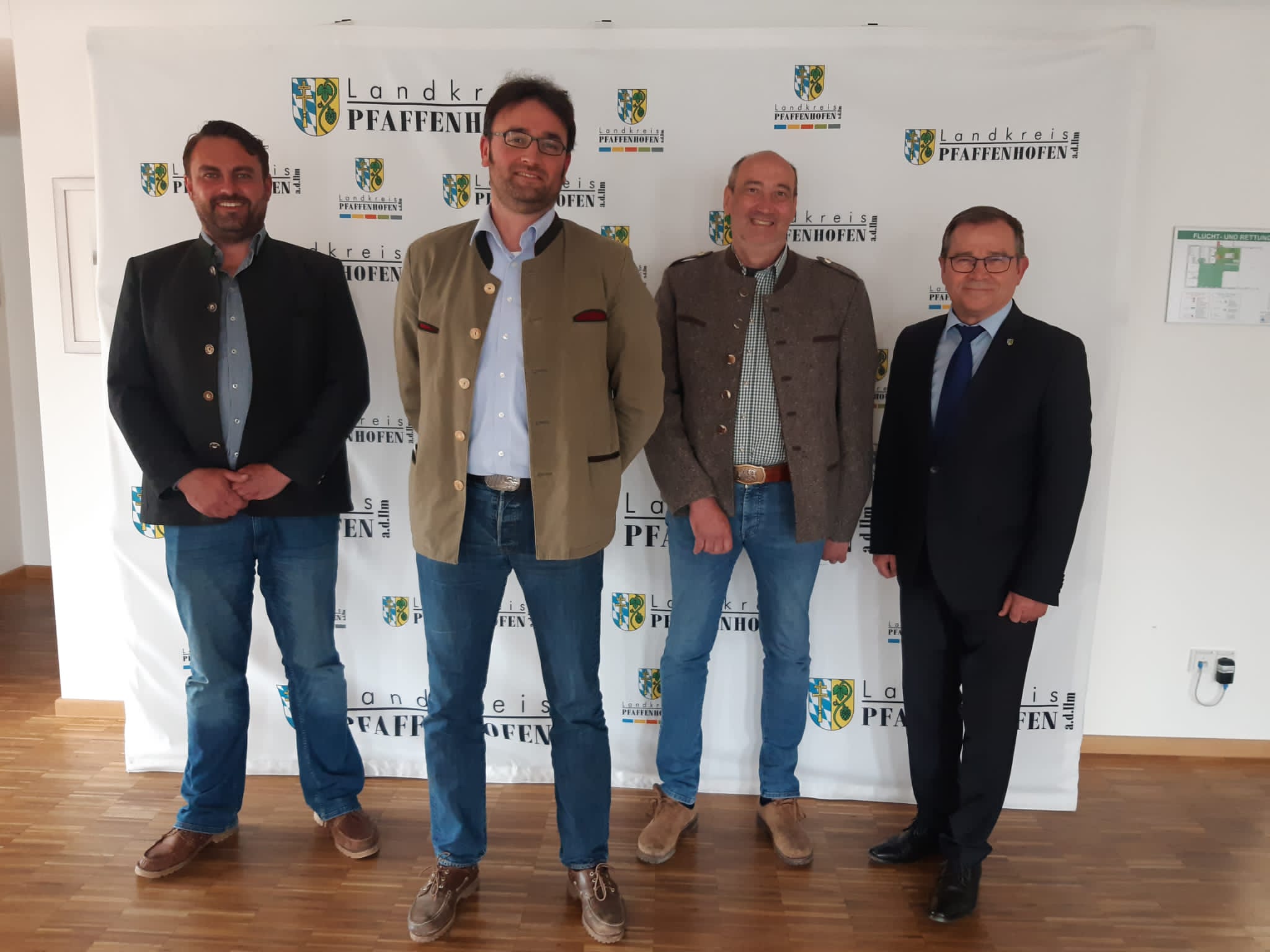 v.l.n.r.: 1. stv. Verbandsvorsitzender Franz Sedlmeier, Geschäftsführer Florian Seidl, 2. stv. Verbandsvorsitzender Martin Braun sowie der Stellvertreter des Landrats Karl Huber Geschäftsführer Florian Seidl, Landschaftspflegeverband