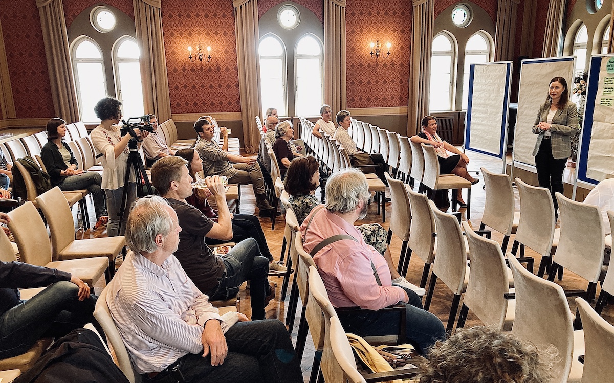 LAG-Managerin Julia Anthofer freut sich bei der Projektwerkstatt über viele neue Projektideen für LEADER in der Region LAG-Managerin Julia Anthofer freut sich bei der Projektwerkstatt