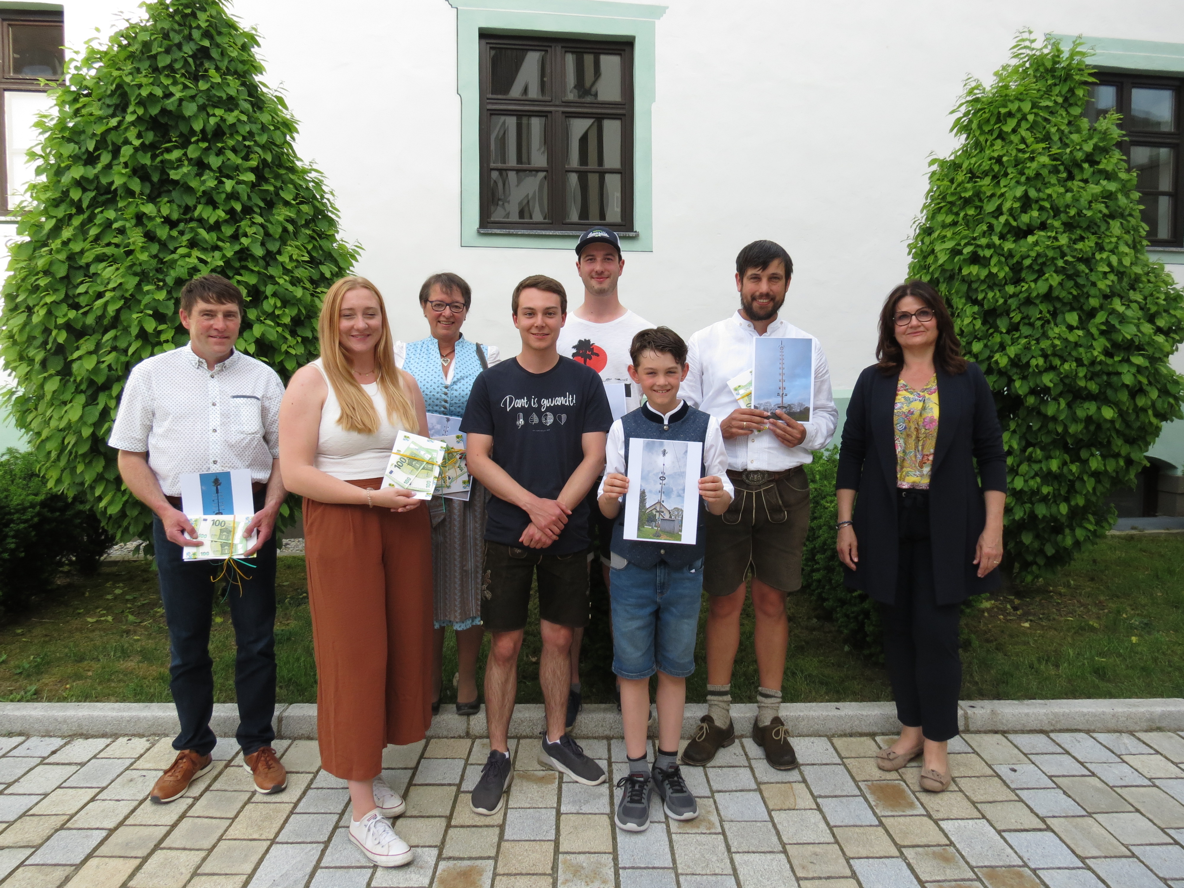 Die glücklichen Gewinner des Maibaumwettbewerbs mit der weiteren Stellvertreterin des Landrats Elke Drack (re.) Die glücklichen Gewinner des Maibaumwettbewerbs