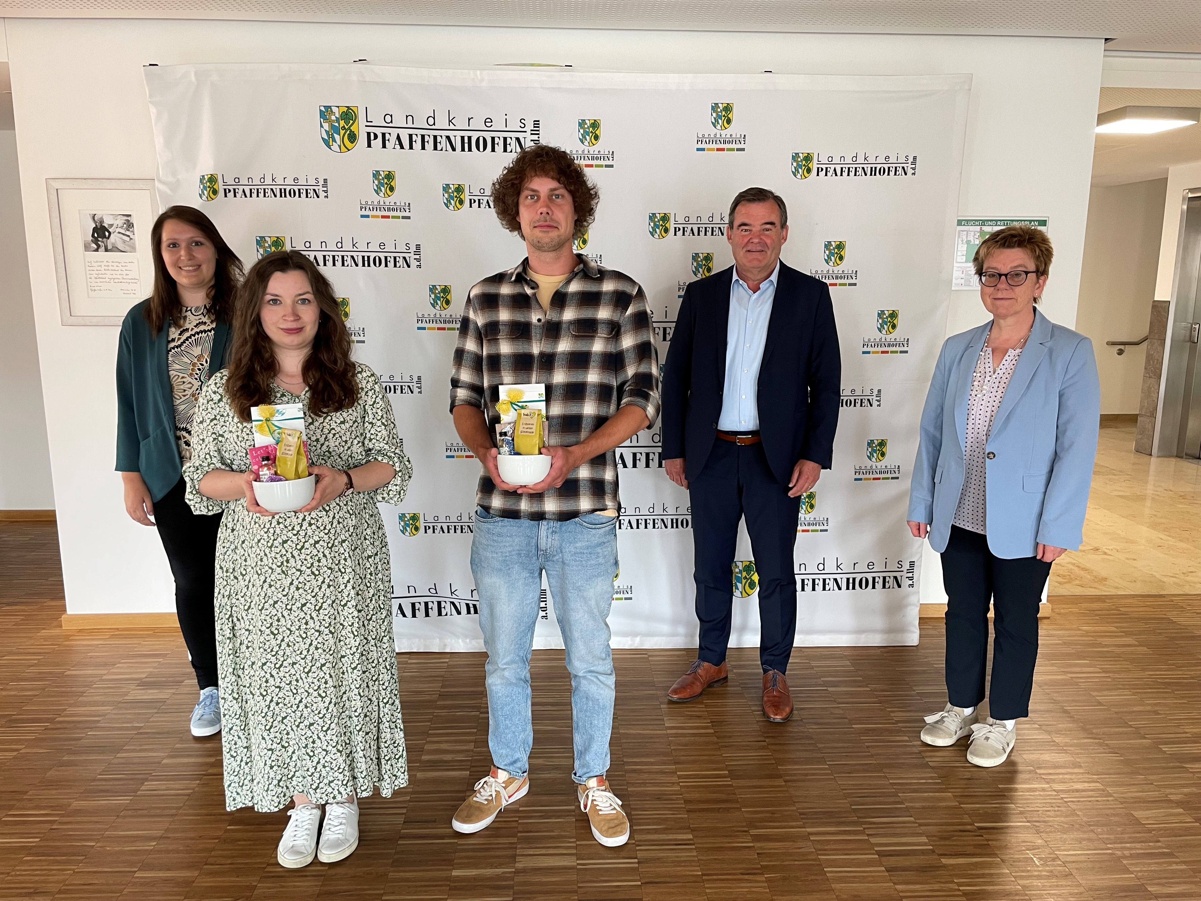 vorne: Katharina Furtmaier und Nico Zehetbauer, hinten von links: Julia Schneider, Ausbildungsleiterin, Landrat Albert Gürtner und Alice Köstler-Hösl, Sachgebietsleiterin vorne: Katharina Furtmaier und Nico Zehetbauer mit LR Albert Gürtner