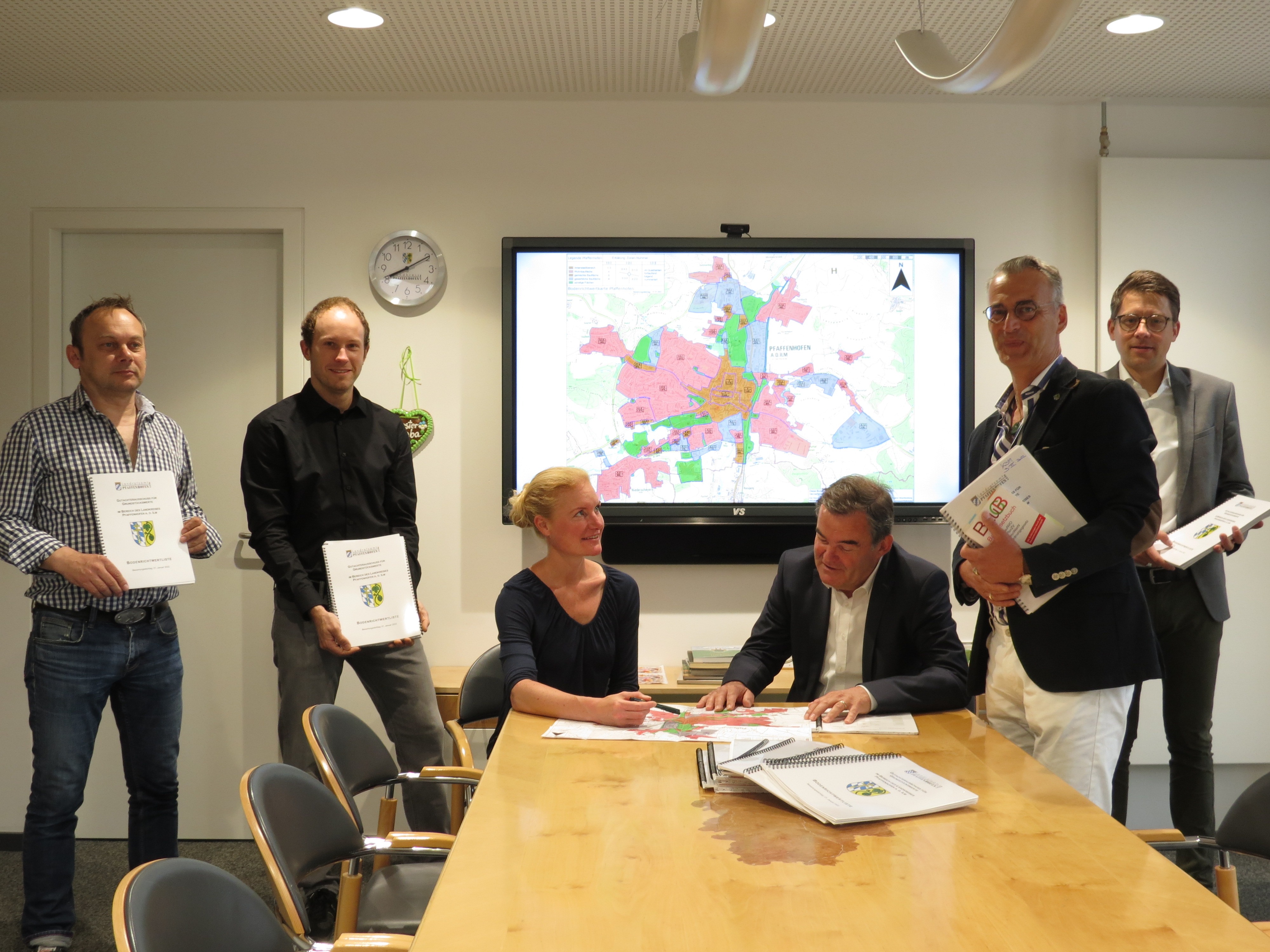 v.l.n.r.: E. Ferstl (stv. Vorsitz. des Gutachterausschusses), B. Wolf, K. Walcher (beide Geschäftsstelle Gutachterausschuss), Landrat A. Gürtner, G.-F.-L. Hasse (Vors. Gutachterausschuss) u. Abteilungsl. M. Beckmann Vorstellung neue Bodenrichtwertliste im Landratsamt Pfaffenhofen