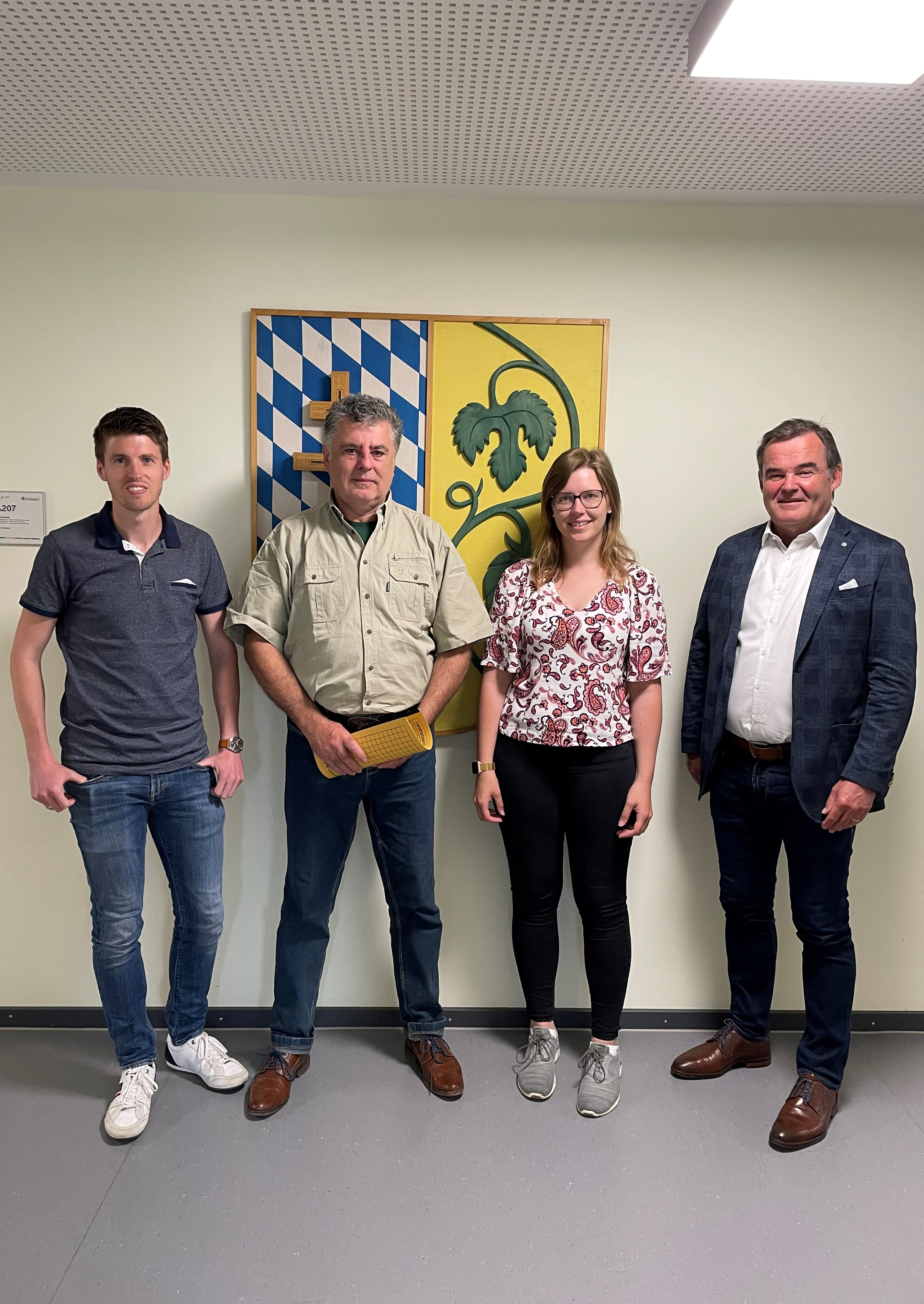 Alfred Raths (zw. v. li.), Matthias Lesti (li.), Annika Angermeier (beide Untere Naturschutzbehörde) und Landrat Albert Gürtner Alfred Raths (zw. v. li.), Matthias Lesti (li.), Annika Angermeier