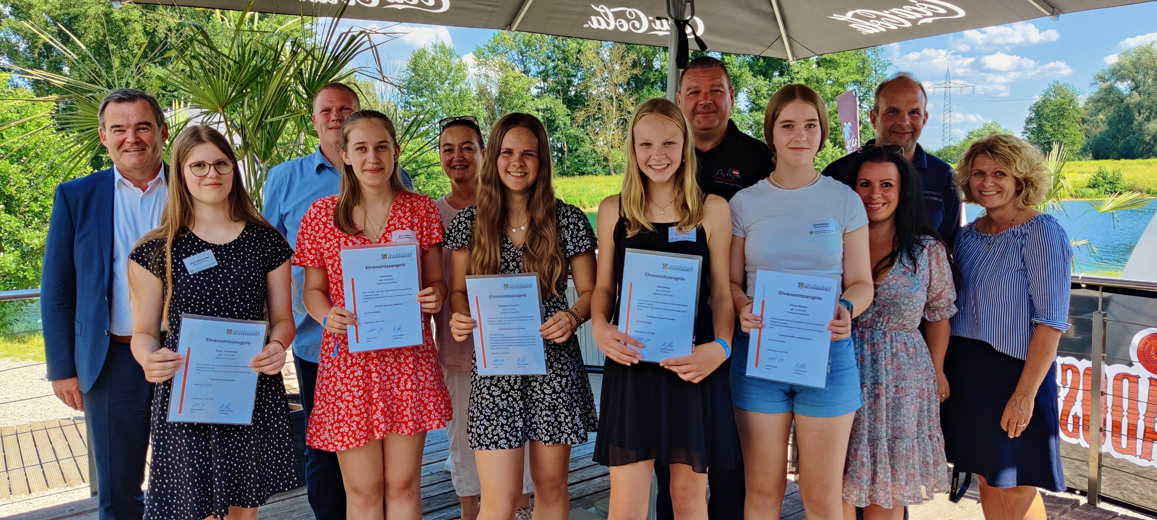 Landrat Albert Gürtner (li.) zusammen mit den fünf Absolventinnen (v. li.) Sarah Trübswetter, Anna Klose, Magdalena Prummer, Lena Khauer und Carina Wiesner, den Vertretern der Einsatzstellen und der Projektleiterin Uschi Schlosser (re.) Landrat Albert Gürtner (li.) zusammen mit den fünf Absolventinnen