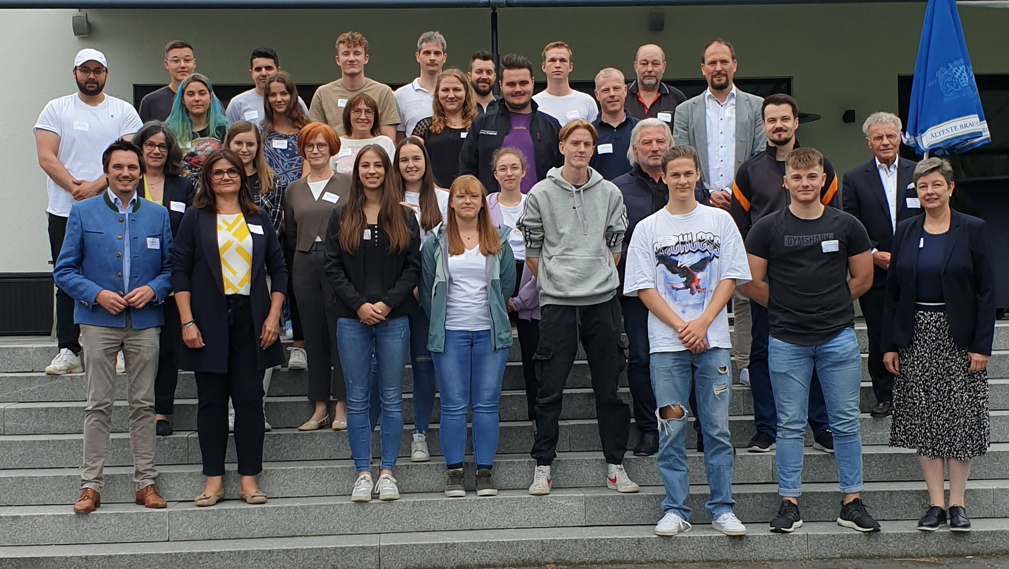 Die Absolventen der AZUBI AKADEMIE feierten ihren Erfolg gemeinsam mit den Vertretern der Ausbildungsbetriebe und des KUS im Golfclub Reichertshausen. Die Absolventen der AZUBI AKADEMIE 2022 feierten ihren Erfolg
