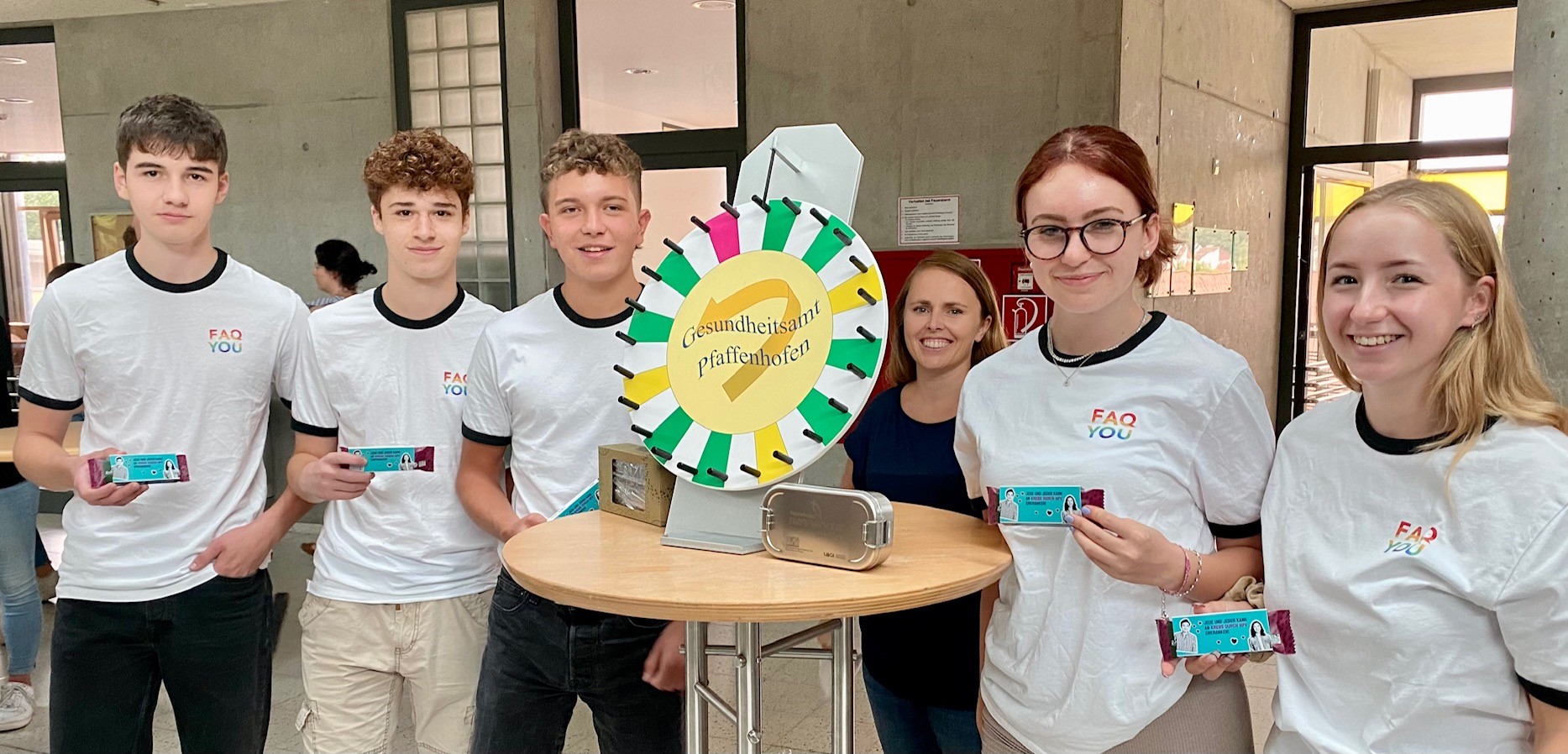 Mitglieder der FAQ YOU am Hallertauer Gymnasium Wolnzach mit Corinna Weltge vom Gesundheitsamt (Mitte) Mitglieder der FAQ YOU am Hallertauer Gymnasium Wolnzach