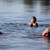 zwei Kinder im Wasser