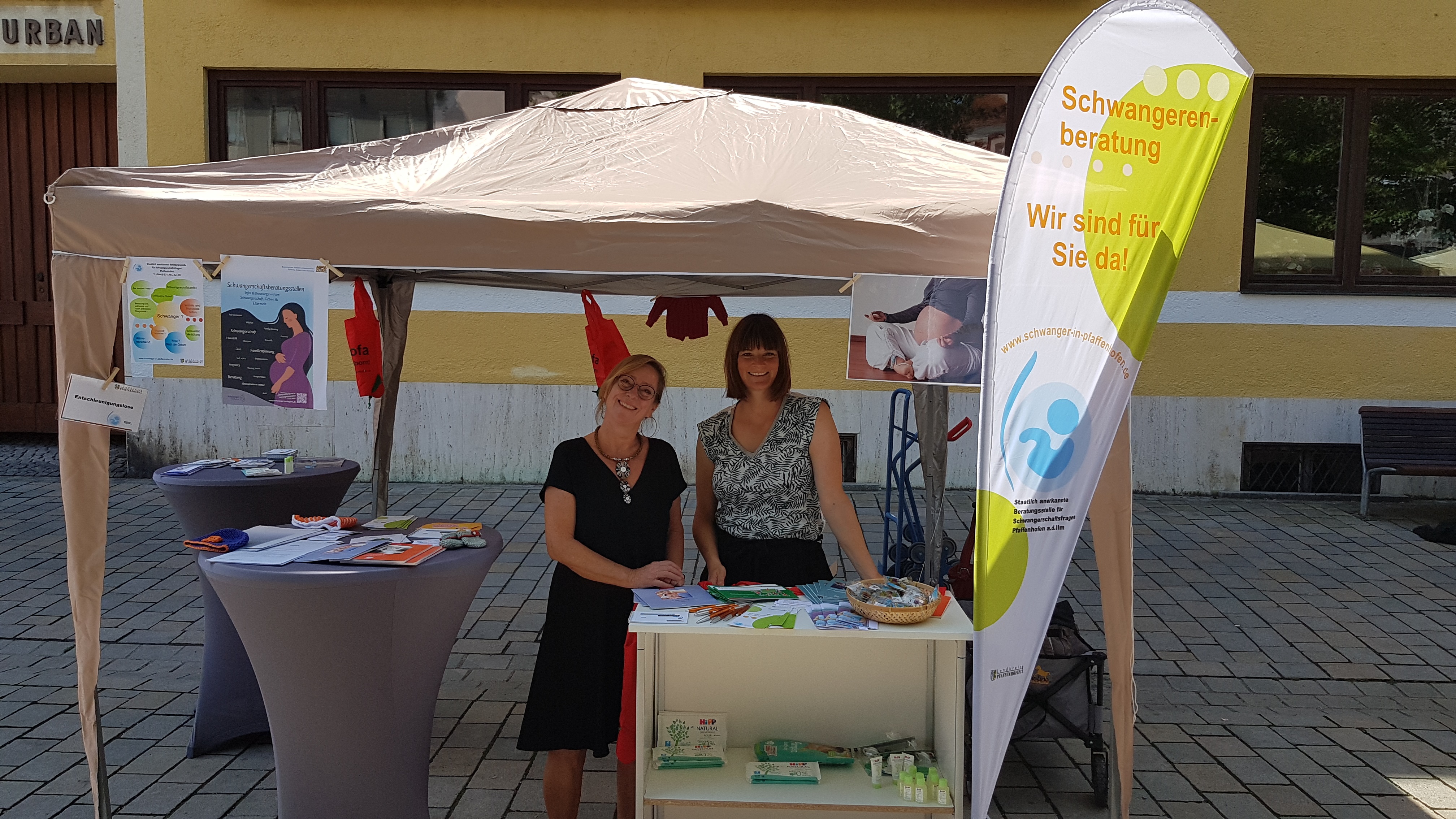 Am Infostand: Marion Petzold (li.) und Susanne Hager von der Beratungsstelle für Schwangerschaftsfragen M. Petzold (li.) und S. Hager von der Beratungsstelle Schwangerschaft