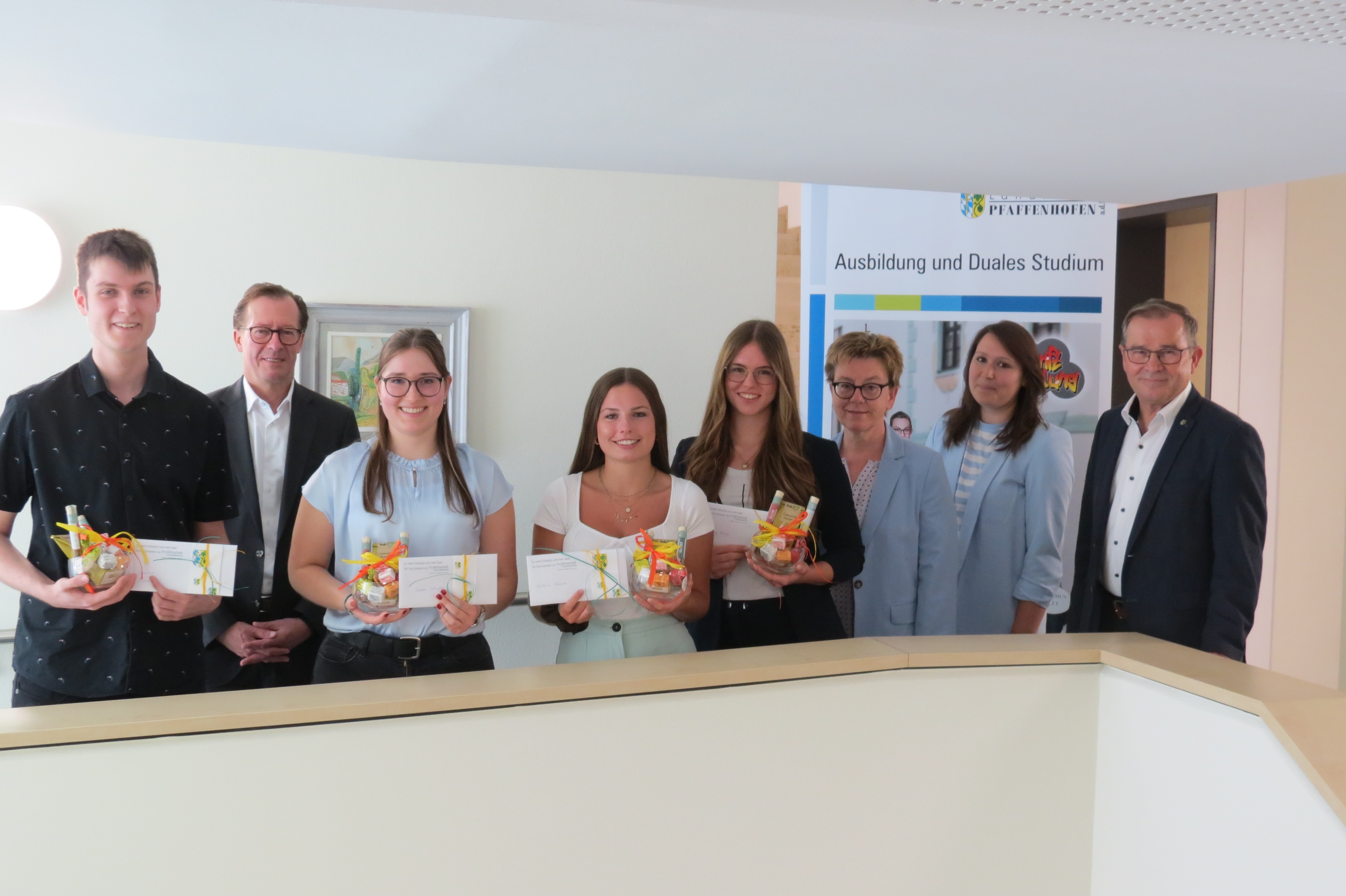 v.l.n.r.: Christoph Pilsner, Abteilungsleiter Walter Reisinger, Verena Schmeller, Kathrin Amann, Nina Meyer, Sachgebietsleiterin Alice Köstler-Hösl, Ausbildungsleiterin Julia Schneider und der Stellvertreter des Landrats Karl Huber Erfolgreiche Nachwuchskräfte im Landratsamt Pfaffenhofen 2022