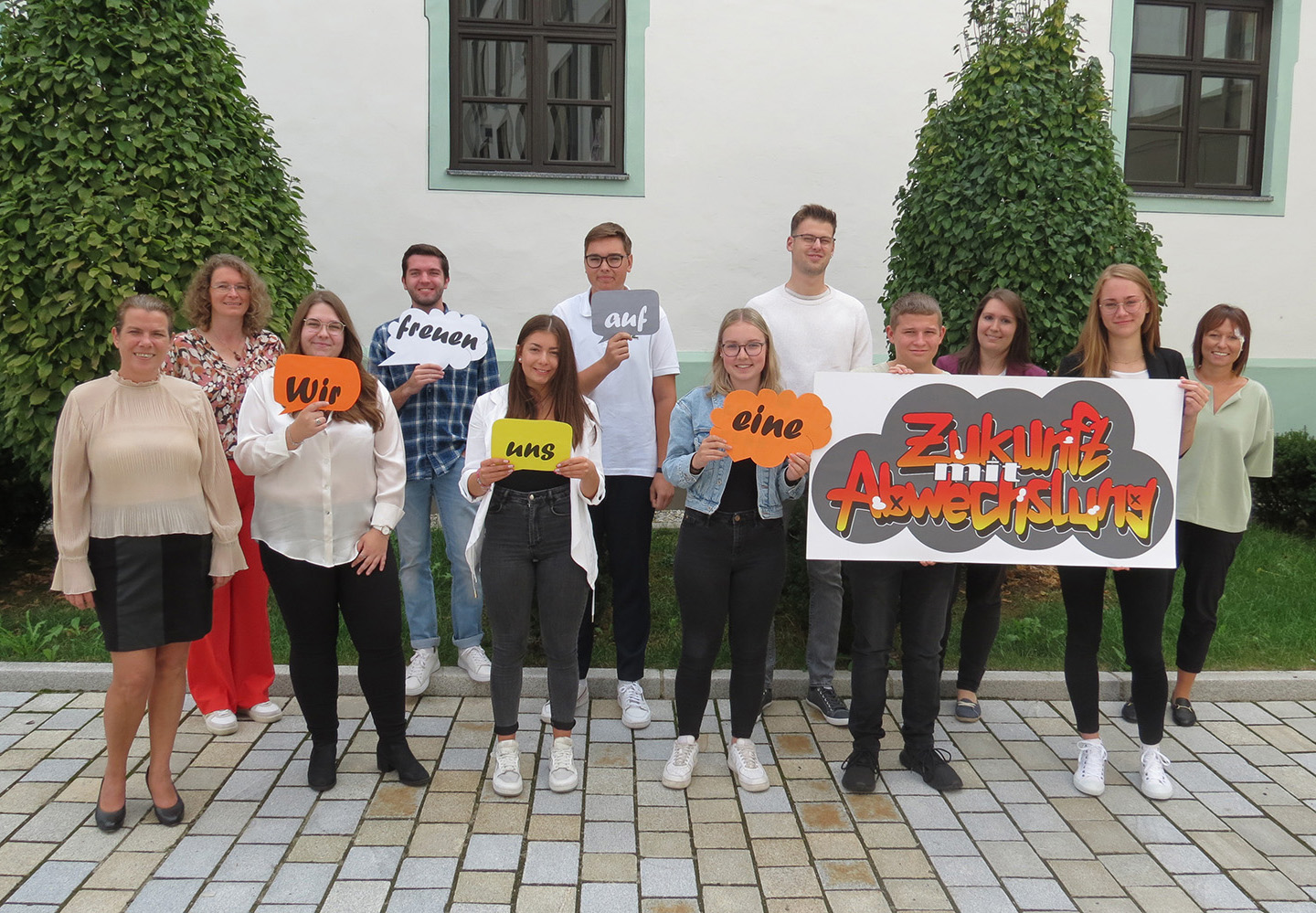 Die „Neuen“ am Landratsamt mit Kerstin Schnapp (weitere Stellvertreterin des Landrats, li.), Michaela Braun (stv. Leiterin der Hauptverwaltung, 2.v.li.), Ausbildungsleiterin Julia Schneider (3.v.re.) und Melanie Frank (Sachbereichsleiterin Personal, re.) Die neuen Abzubi's im Landratsamt Pfaffenhofen 2022