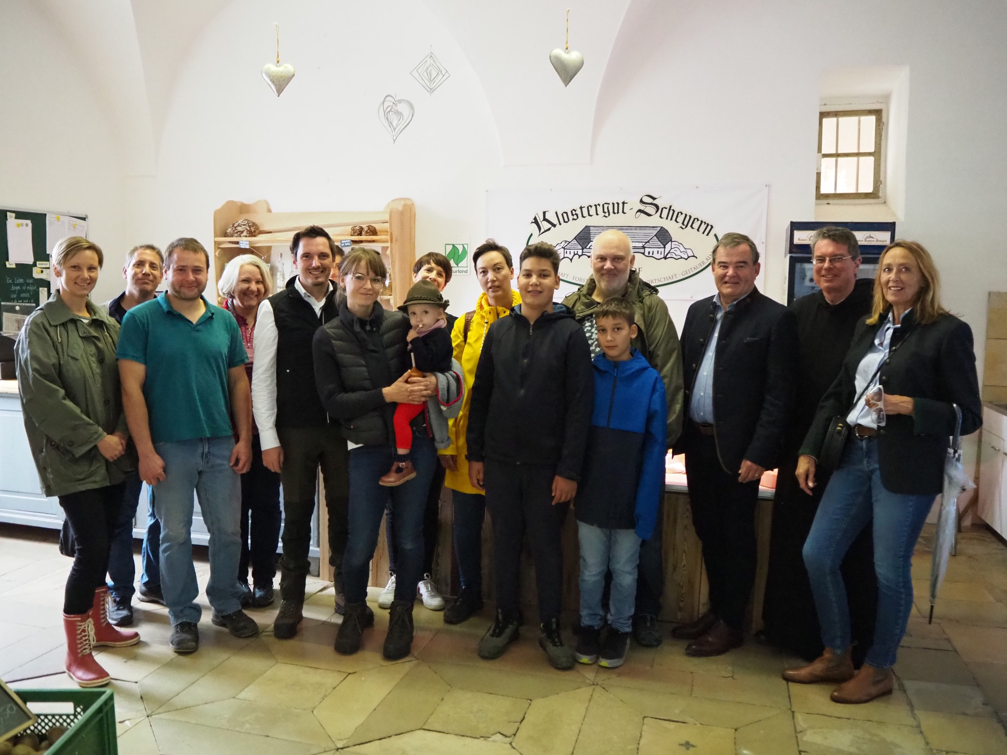 Landrat Albert Gürtner und KUS-Vorstand Johannes Hofner probierten gemeinsam mit weiteren Besuchern die Spezialitäten im Hofladen Prielhof.   