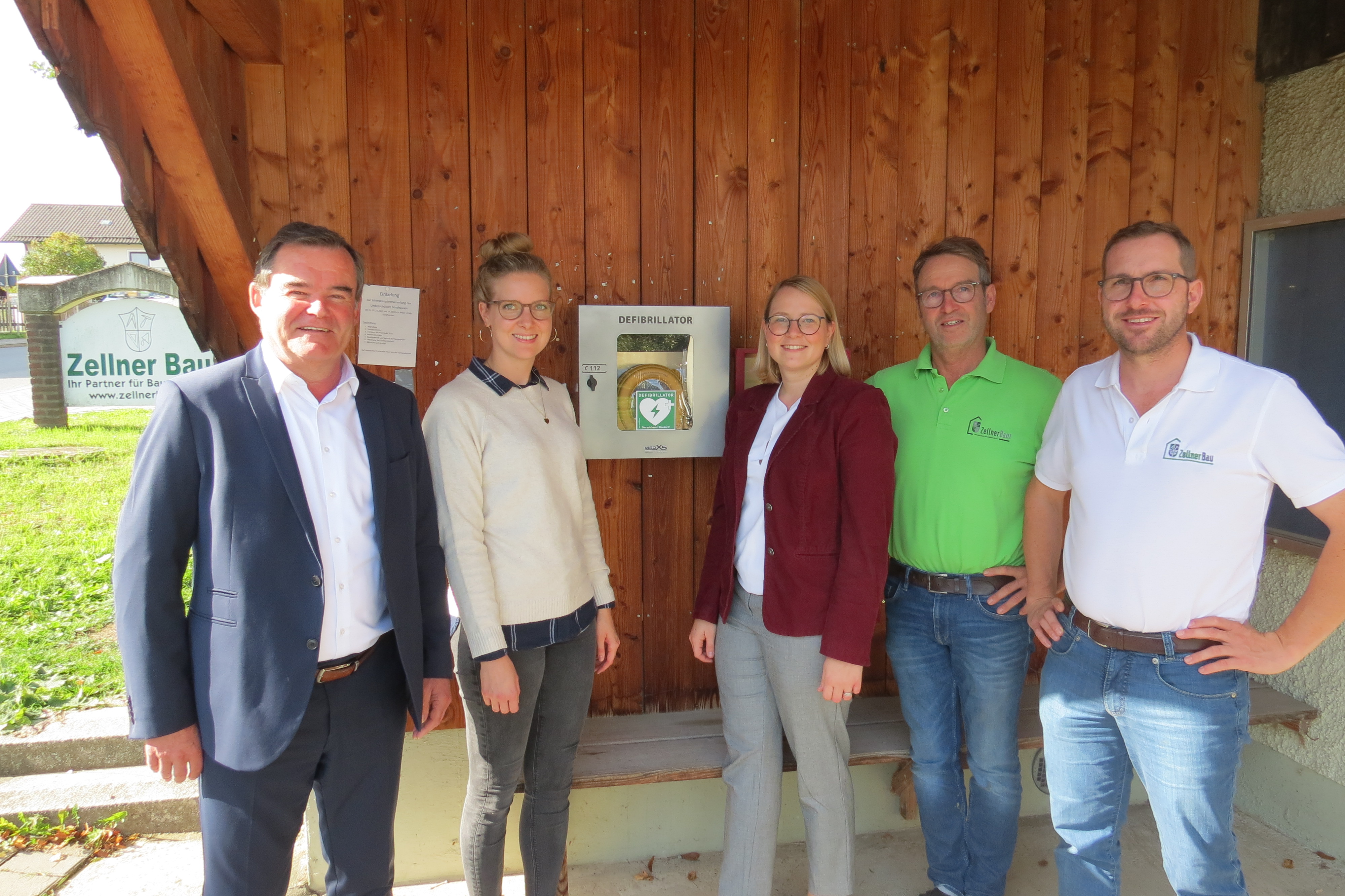 v.l.n.r.: Landrat Albert Gürtner, Magdalena Zellner, Carolin Eder, Johannes Zellner und Simon Zellner (beide Geschäftsführung) Übergabe Defibrillator Firma Zellner Bau