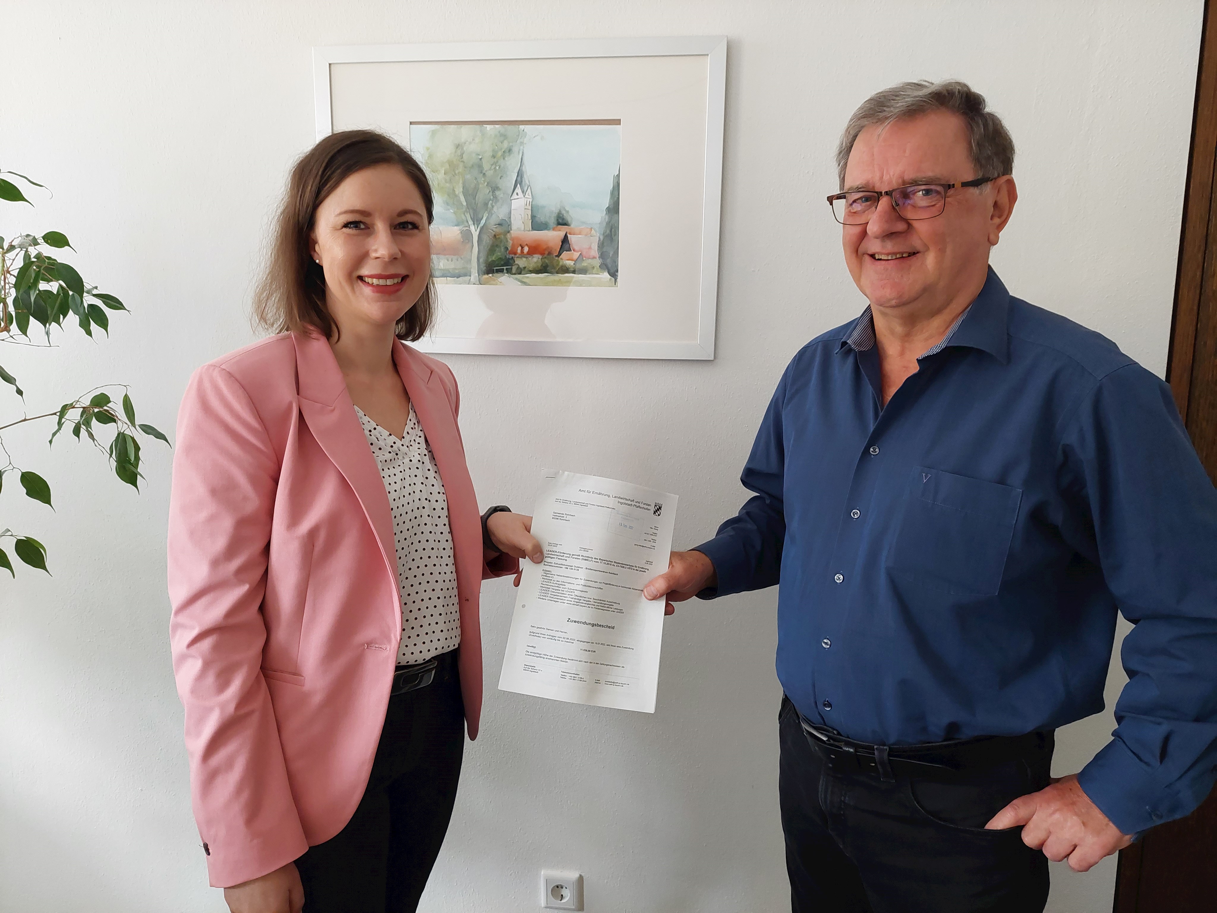 LAG-Managerin Julia Rinne freut sich mit dem 3. Bürgermeister Hans Vachal über die Förderzusage für das Projekt „Zukunftskonzept Outdoor – Breitensportzentrum Rohrbach“ LAG-Managerin Julia Rinne mit 3. Bürgermeister Hans Vachal