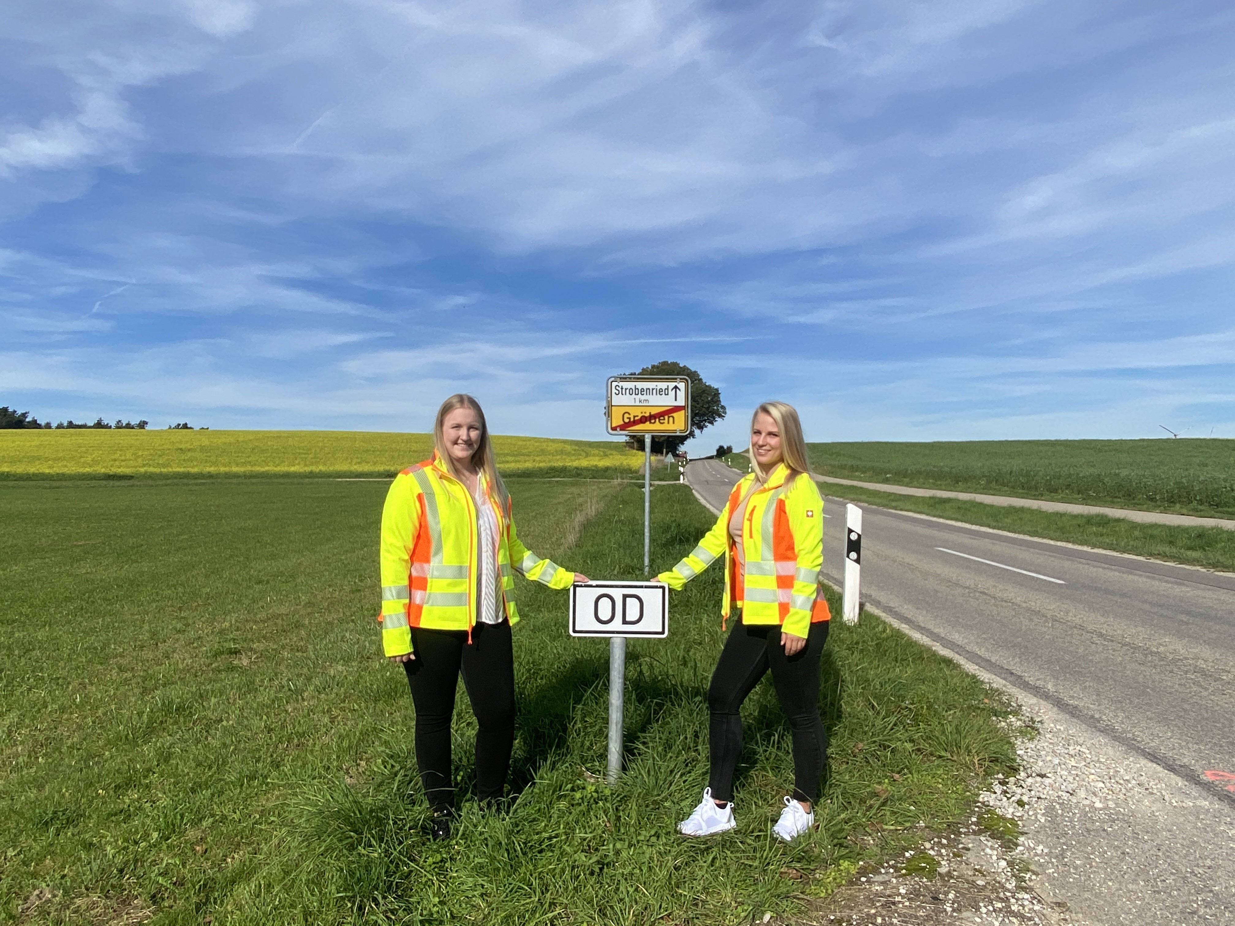Katharina Ostler (li.) und Susanne Marb (re.), Mitarbeiterinnen im Tiefbauamt des Landkreises Pfaffenhofen, neben einem Ortsdurchfahrtsschild Katharina Ostler (li.) und Susanne Marb (re.),