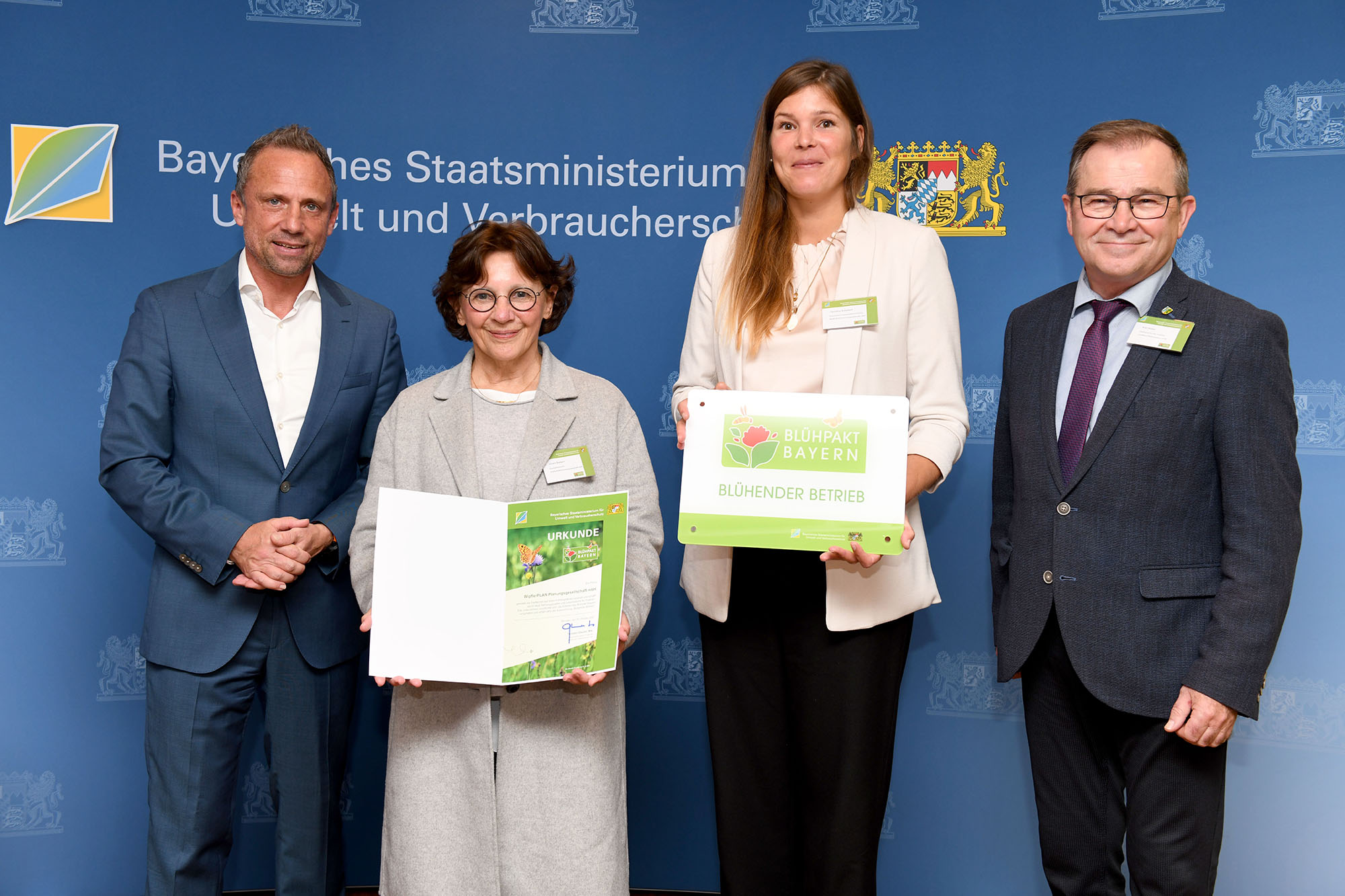 v.l.n.r.: Bayerns Umweltminister T. Glauber, U. Burkart (Geschäftsf. WipflerPlan), C. Schubert (Teamleiterin Landschaftsarchitektur WipflerPLAN) und Stellvertreter des Landrats K. Huber WipflerPlan Planungsgesellschaft bekam Auszeichnung Blühender Betrieb