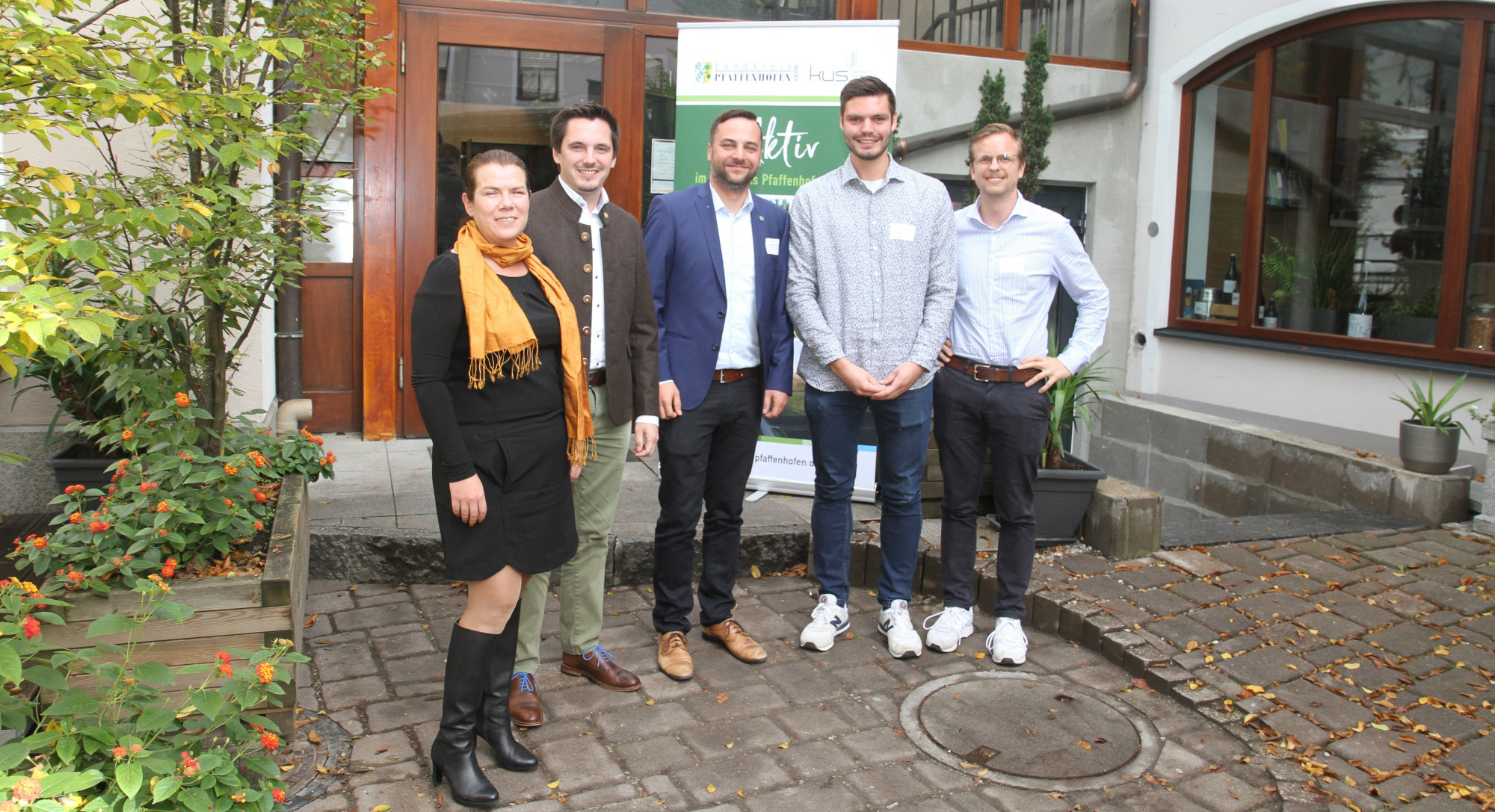 Stellv. Landrätin K. Schnapp, KUS-Vorstand J. Hofner, KUS-Bereichsleiter A. Regensburger, Referent S. Thoma und Referent C. Nordhorn (v.l.n.r.) freuten sich über den regen Austausch beim zweiten KUS-Branchentreff Tourismus. Stellvertretende Landrätin Kerstin Schnapp, KUS-Vorstand Johannes Hofner, KUS-Bereichsleiter Andreas Regensburger, Referent Sebastian Thoma und Referent Christian Nordhorn (v.l.n.r.) freuten sich über den regen Austausch beim zweiten KUS-Branchentreff Tourismus.