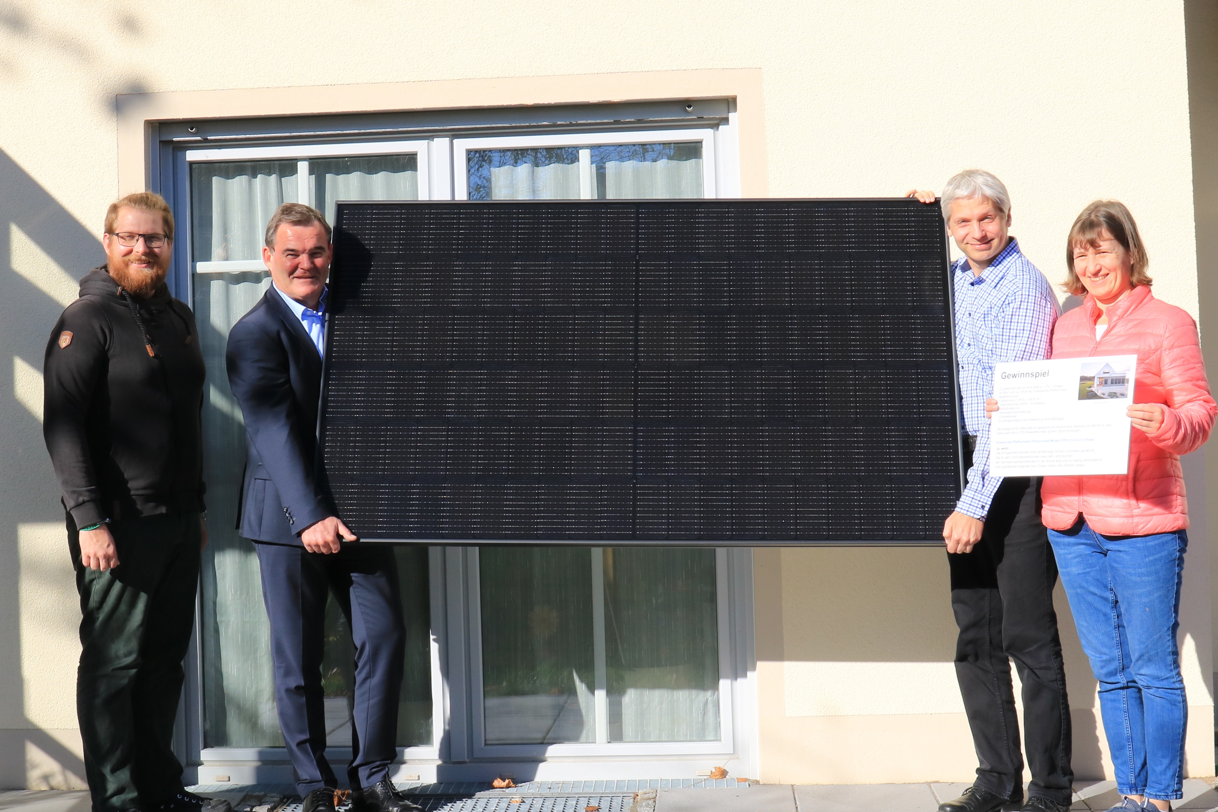 v.l.n.r.: Maximilian Weidenhiller von der Fachstelle Energie und Klimaschutz am Landratsamt, Landrat Albert Gürtner, Stefan und Brigitte Geipel v.l.n.r.: M. Weidenhiller, Landrat A. Gürtner, S. und B. Geipel