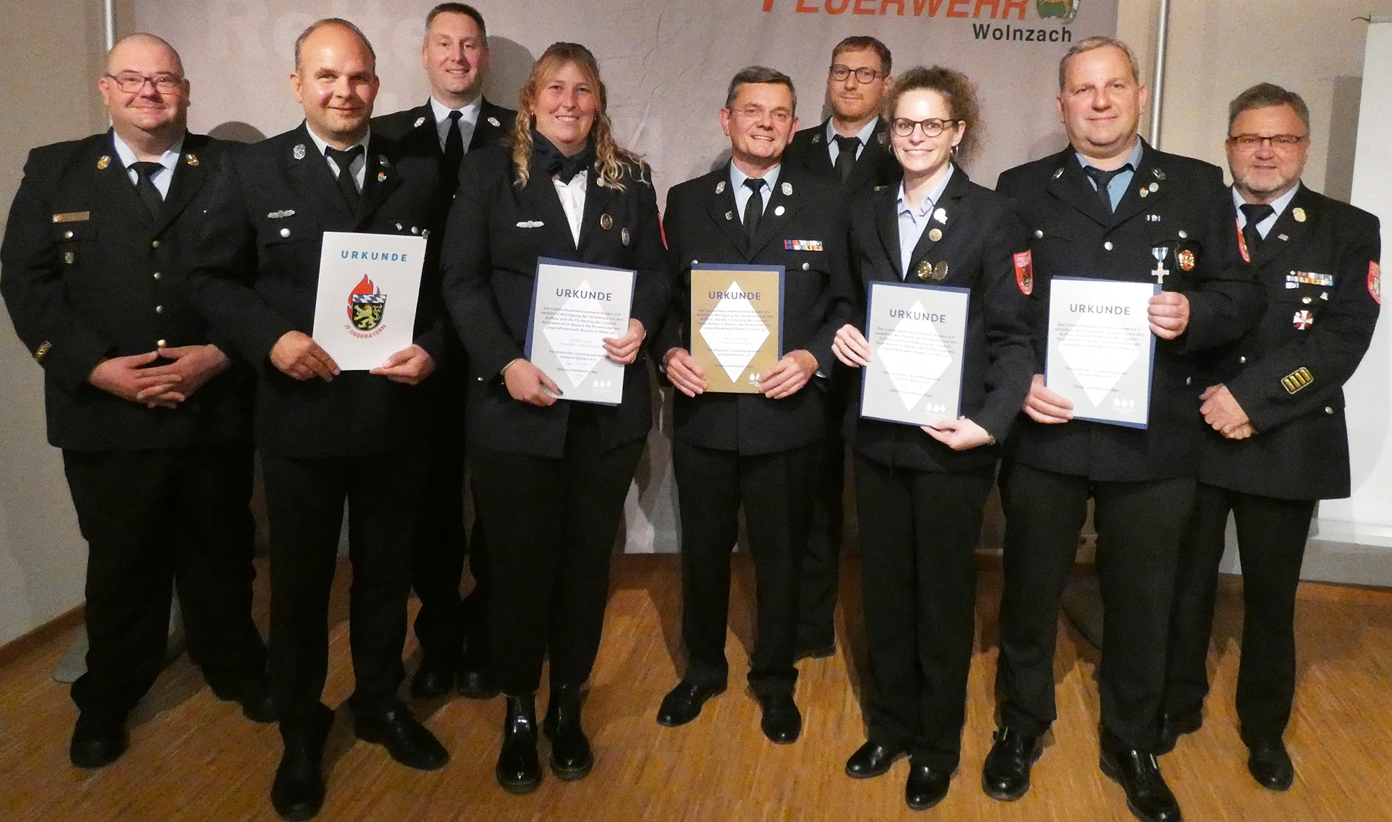 v.l.n.r.: KBI Christian Nitschke, Markus Prummer, KJFW Christian Sirl, Natalie Langer, Martin Bergmaier, BezJFw Obb. Florian Bauer, Christina Schartel, Engelbert Krammer und KBR Armin Wiesbeck Ehrung der Jugendwarte von der Feuerwehr