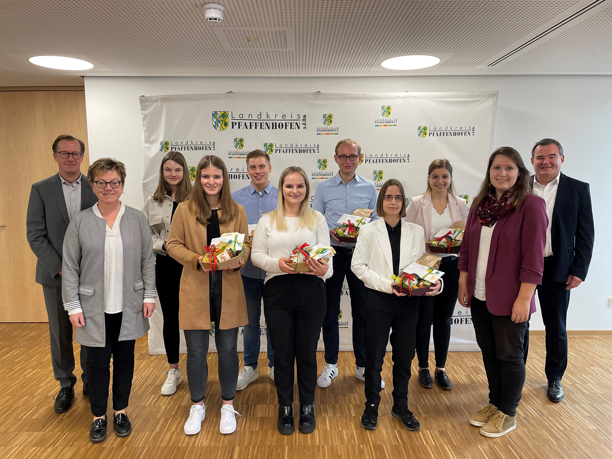 v.l.n.r.: Abteilungsleiter Walter Reisinger, Sachgebietsleiterin Alice Köstler-Hösl, Marie Preschl, Nicole Buck, Elias Weber, Jasmin Schneider, Torben Render, Jessica Dürsch, Carolin Burghard, Ausbildungsleiterin Julia Schneider und Landrat Albert Gürtner Erfolgreicher Nachwuchs am Landratsamt im Jahr 2022