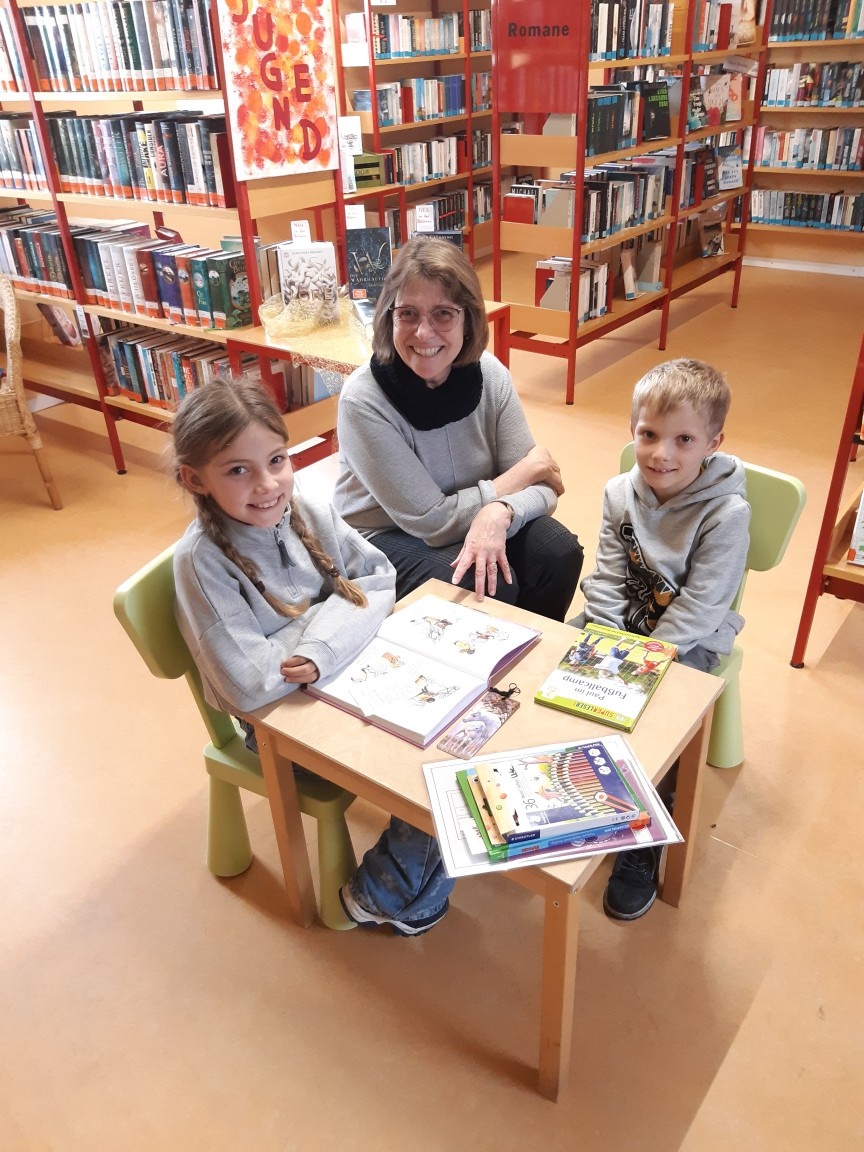 Leiterin Gemeindebücherei/Lesepatin Ute Geisse mit Melos und Vanesa