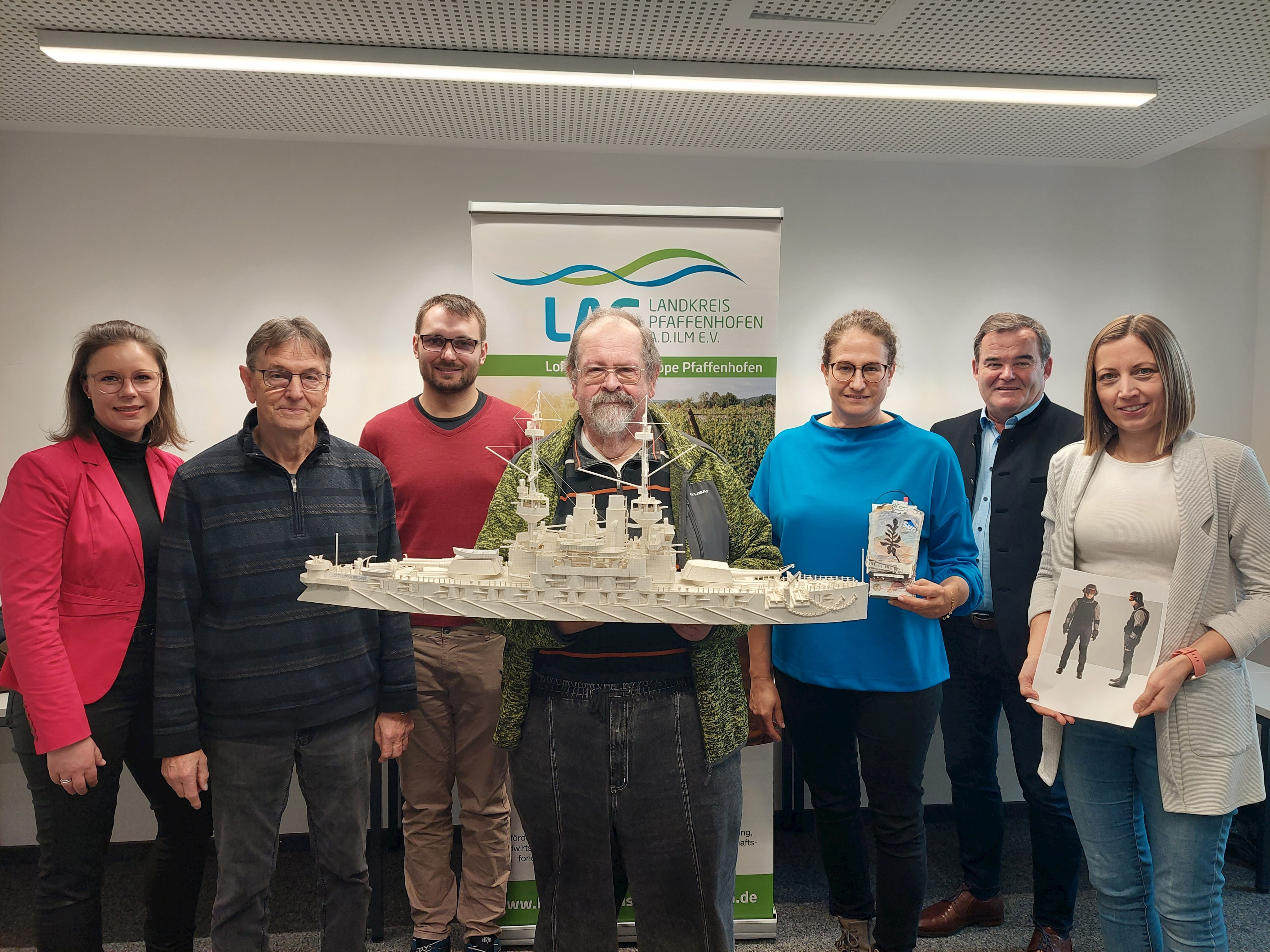 LAG-Managerin J. Rinne (v. l.) und Landrat A. Gürtner (2. v. r.) freuen sich gemeinsam mit den Trägern der 4 Kleinprojekte (A. Gruber, K. Pöppel, O. Stoll, C. Wastl und S. Moll (v. l. n. r.) Anton Gruber, Korbinian Pöppel, Oliver Stoll,Claudia Wastl,Sandra Moll