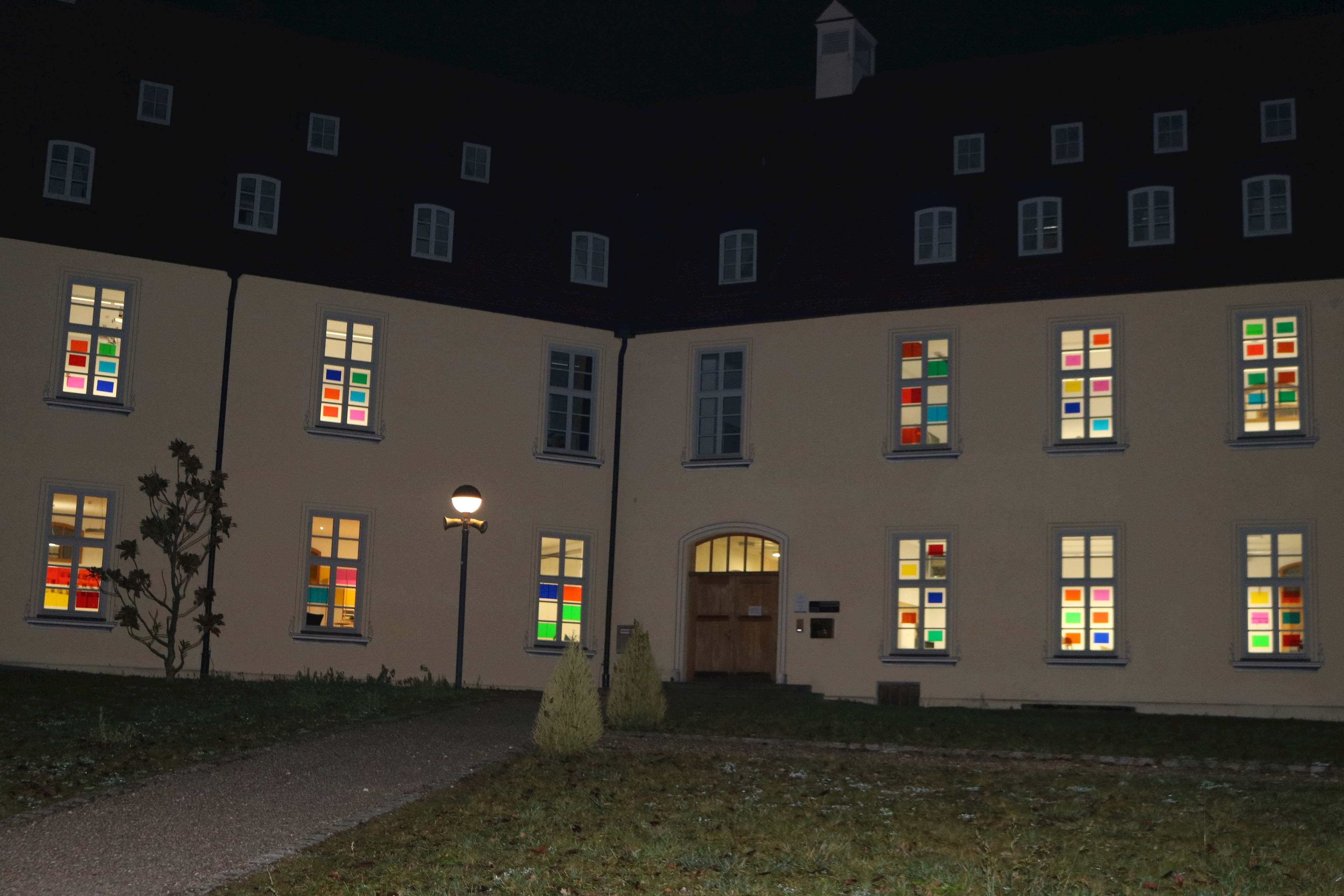 Zur Adventsaktion zählt heuer, wie auch schon im letzten Jahr, die Beleuchtung der Fenster der Schule. Adventsaktion FOS BOS Scheyern