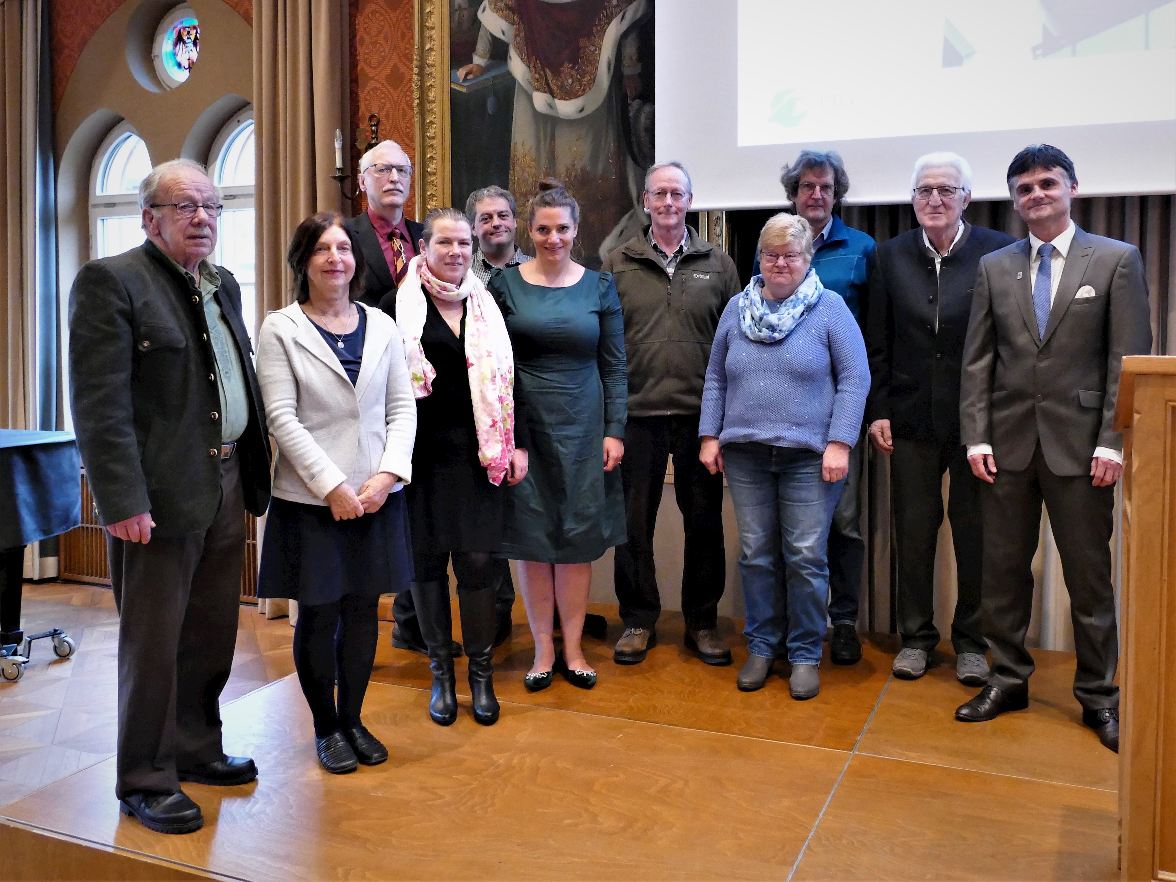 v.l.n.r.: Theodor Faust, Anita Engelniederhammer, Rudolf Scheibe, Kerstin Schnapp, Wolfgang Hertlin, Anita Scheller, Dr. Helmut Simek, Annemarie Schmidwenzl, Volker Riehm, Rudi Engelhard und LBV-Vorsitzender Christian Huber Ehrung von Naturschutzwächtern